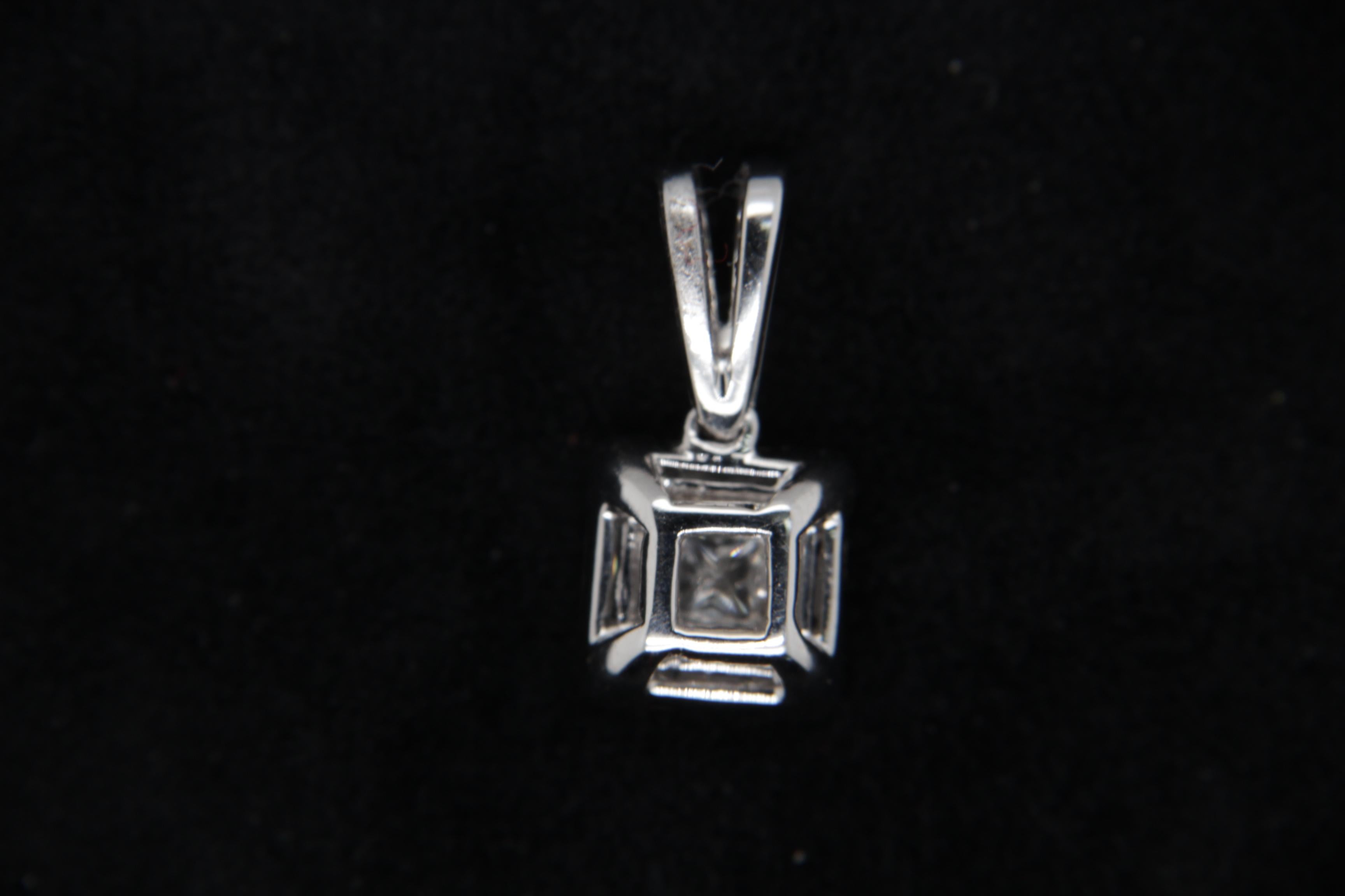 1.23 Carat Diamond Pendant in 18 Karat Gold For Sale 3