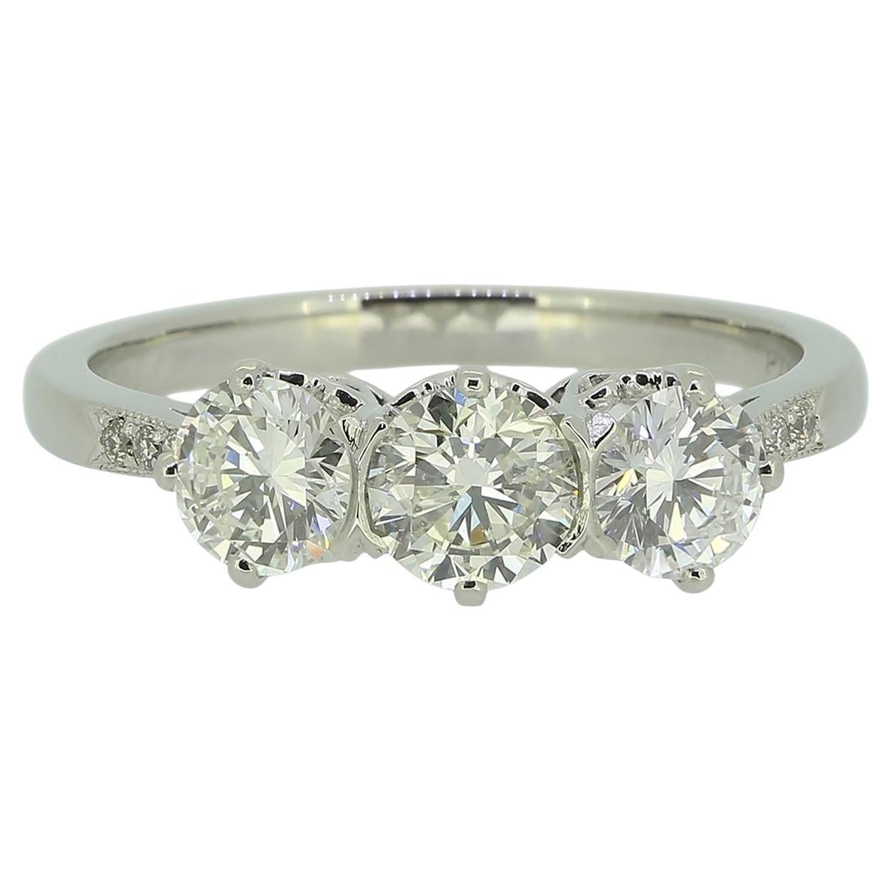 Anello a tre pietre con diamante da 1.23 carati in vendita