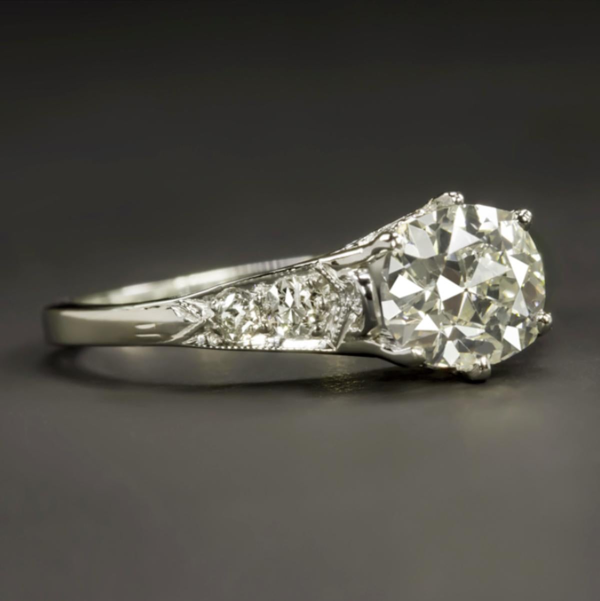 Gorgeous engagement ring with an old cut diamond of 1.23 carats. The main stone is very white and pale, it is a hand-cut diamond more than a century ago. This diamond is classified J for color and SI1 for clarity.
it is mounted on a vintage setting