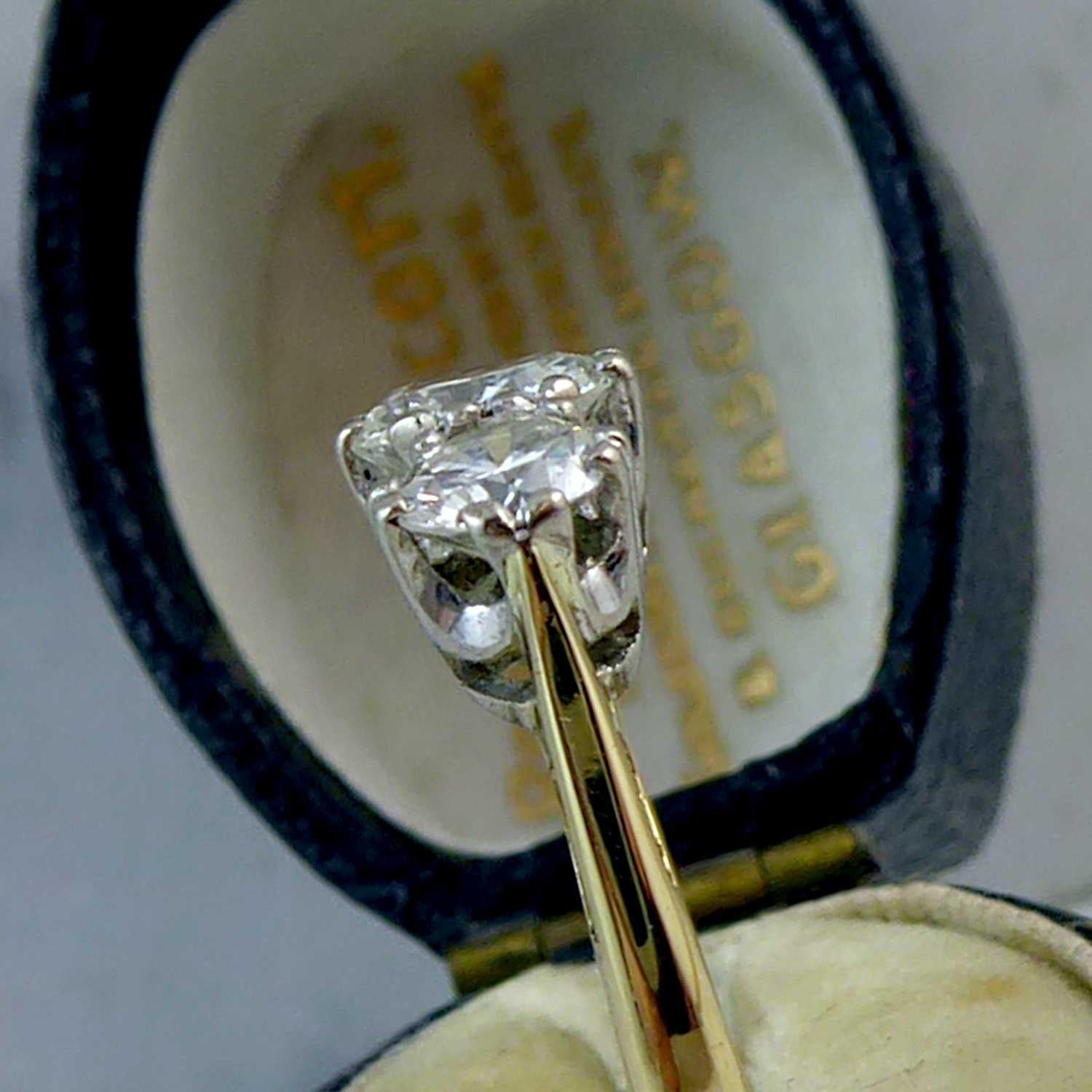 1.28 Carat Traditional Three-Stone Diamond Ring, 18 Carat Gold, Birmingham, 1991 In Good Condition In Yorkshire, West Yorkshire