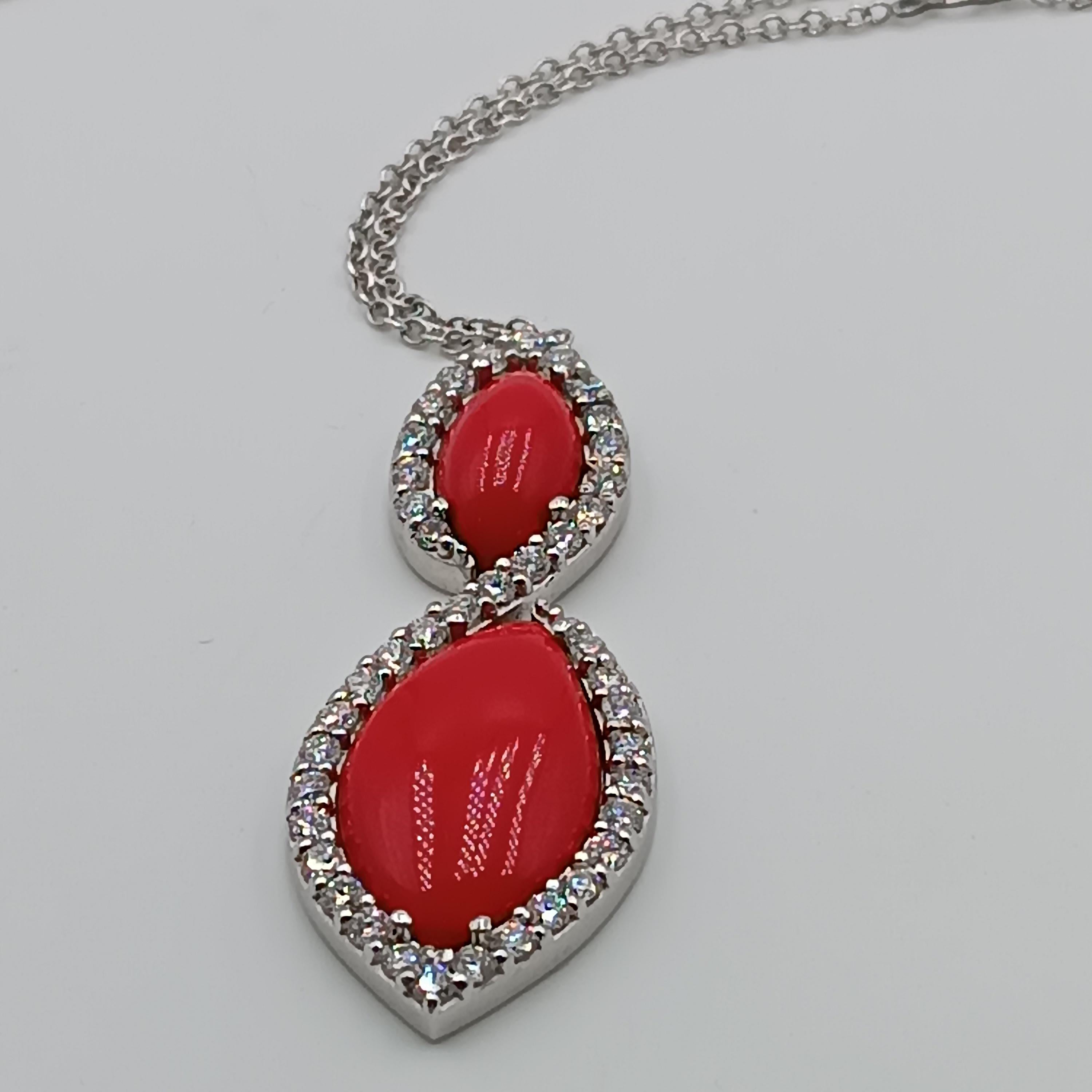 This wonderful Leo Milano pendant from our Pagano collection shows in every detail a very complicate yet perfectly done workmanship. The pendant and the chain are in 18 carat white gold with coral paste . The object weights 12,11 grams the total