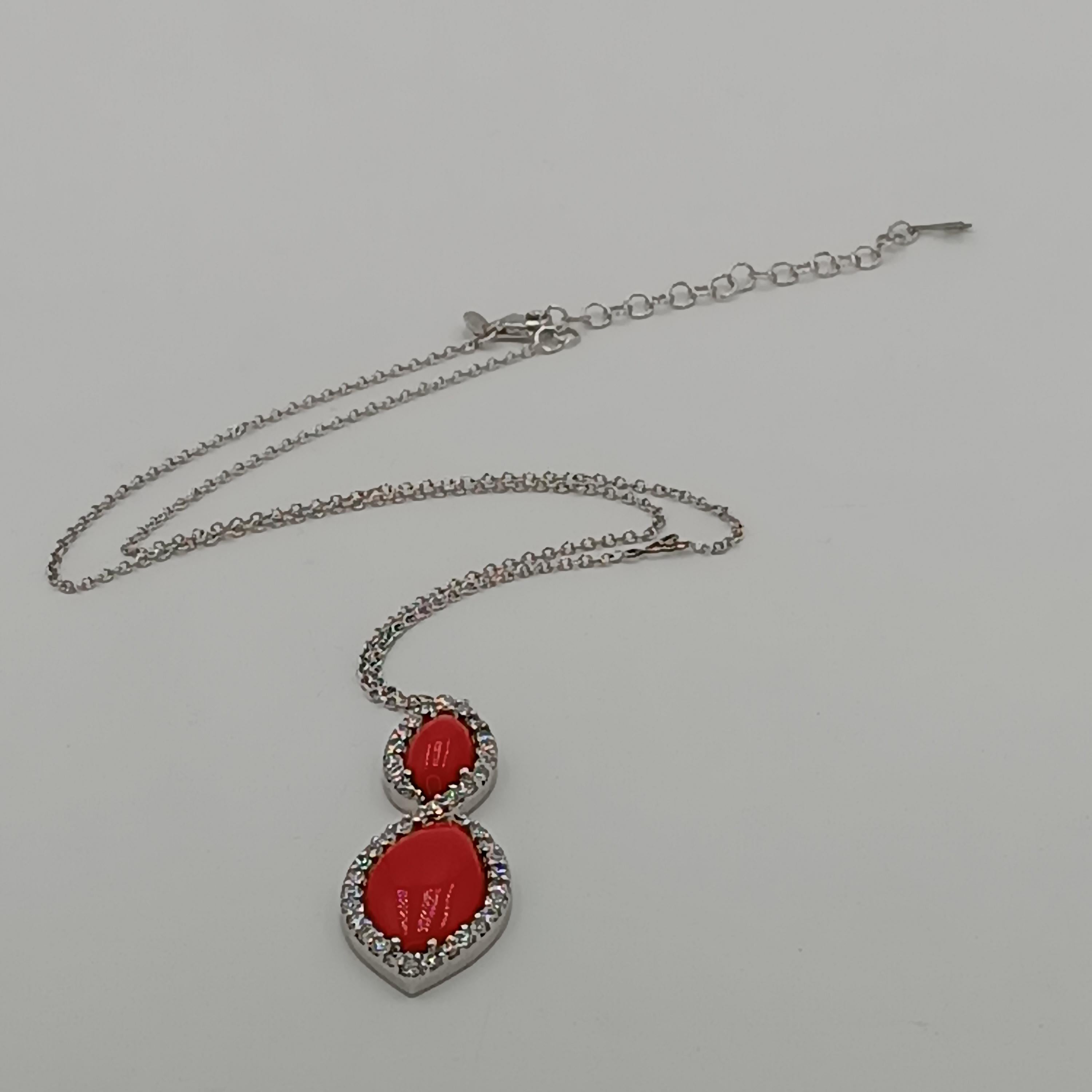 Contemporary 1.23 Carat Vs G Diamonds on 18 Carat White Gold and Coral Paste Pendant For Sale