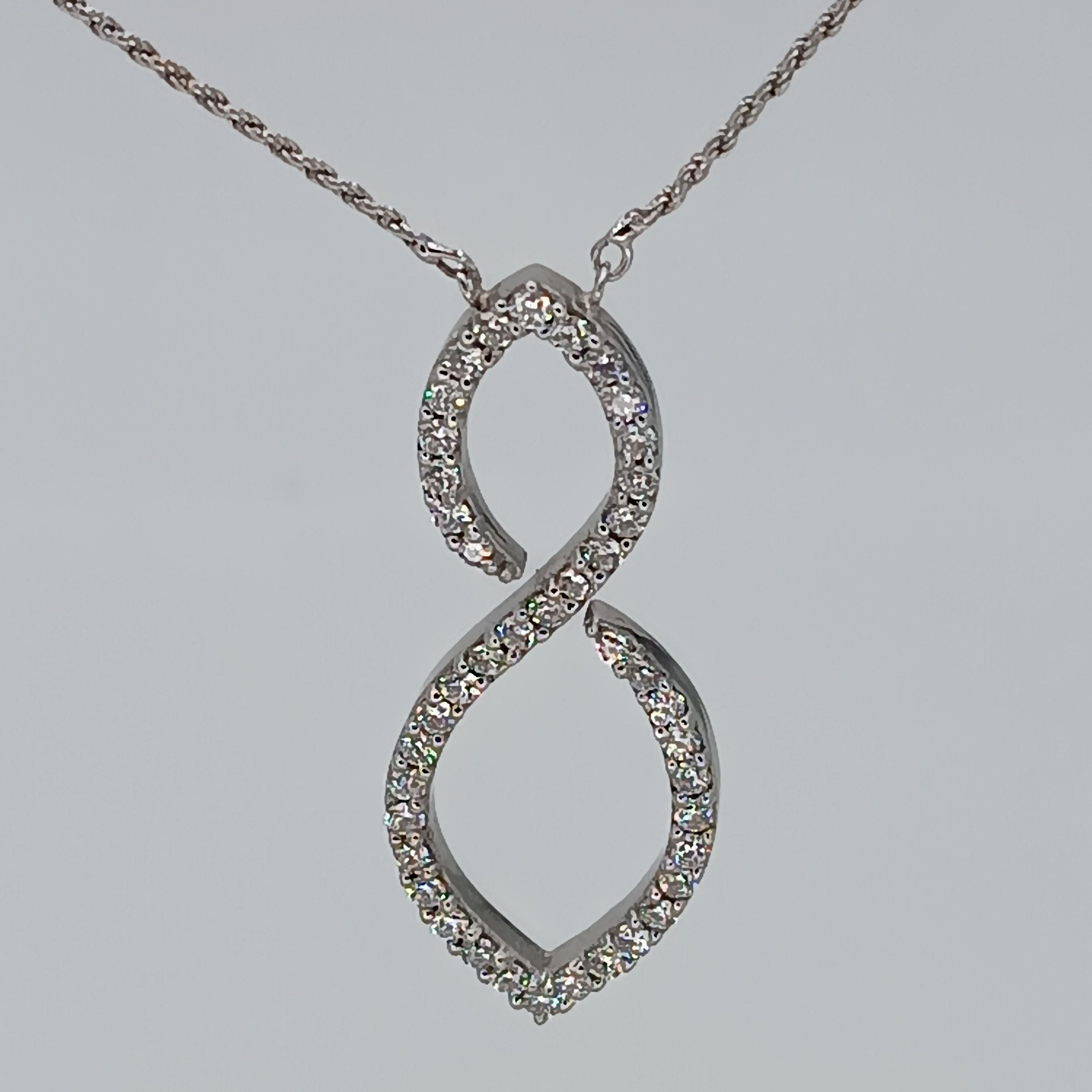 1.23 Carat Vs G Diamonds on 18 Carat White Gold Pendant the Object Weighs 10.29 For Sale 2