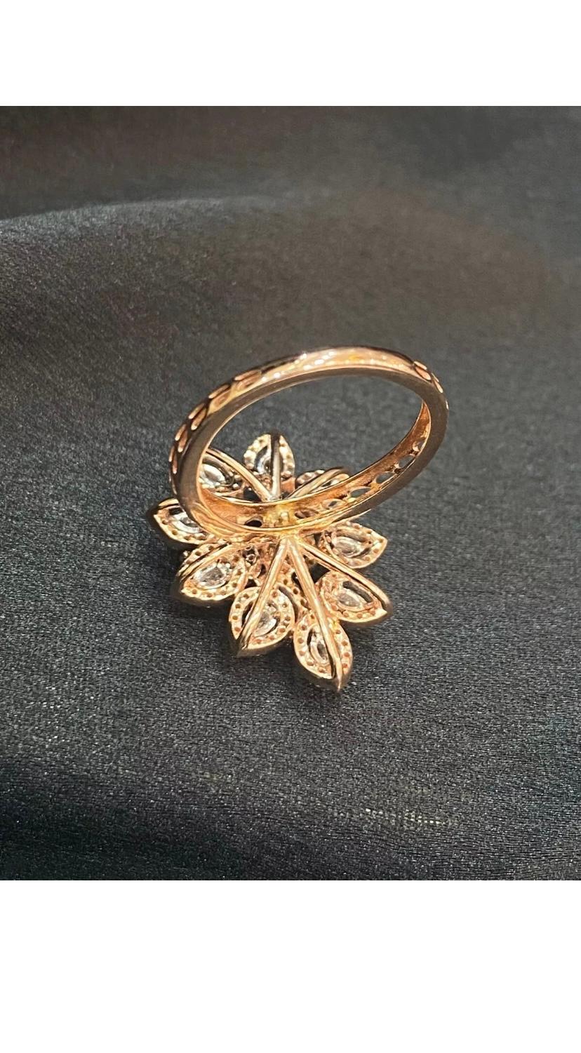 1,23 Carati  Anello con diamanti naturali e fiori d'oro rosé in vendita 10