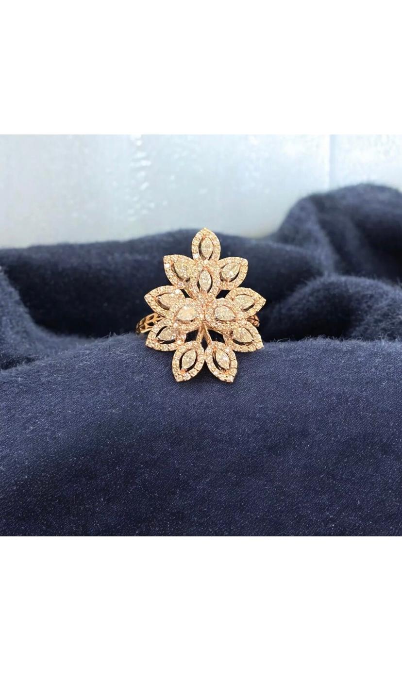 
Aggiungi un tocco di eleganza alla tua festa con questo magnifico anello con diamanti a forma di pera, marquise e rotonda da 1,23 carati. L'anello è realizzato in oro rosa 14 carati e presenta uno splendido diamante bianco incastonato in un pavé.