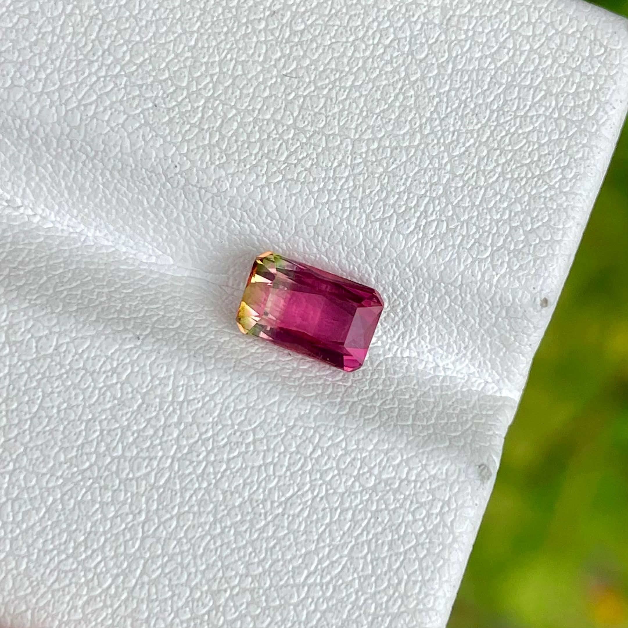 Peso 1,23 quilates 
Dimensiones 7,1x4,5x4,0 mm 
Tratamiento ninguno 
Origen Afganistán 
Claridad ojo limpio 
Forma octógono 
Tijeras de corte



Esta exquisita gema de Turmalina Sandía de 1,23 quilates, procedente de las ricas minas de Afganistán,