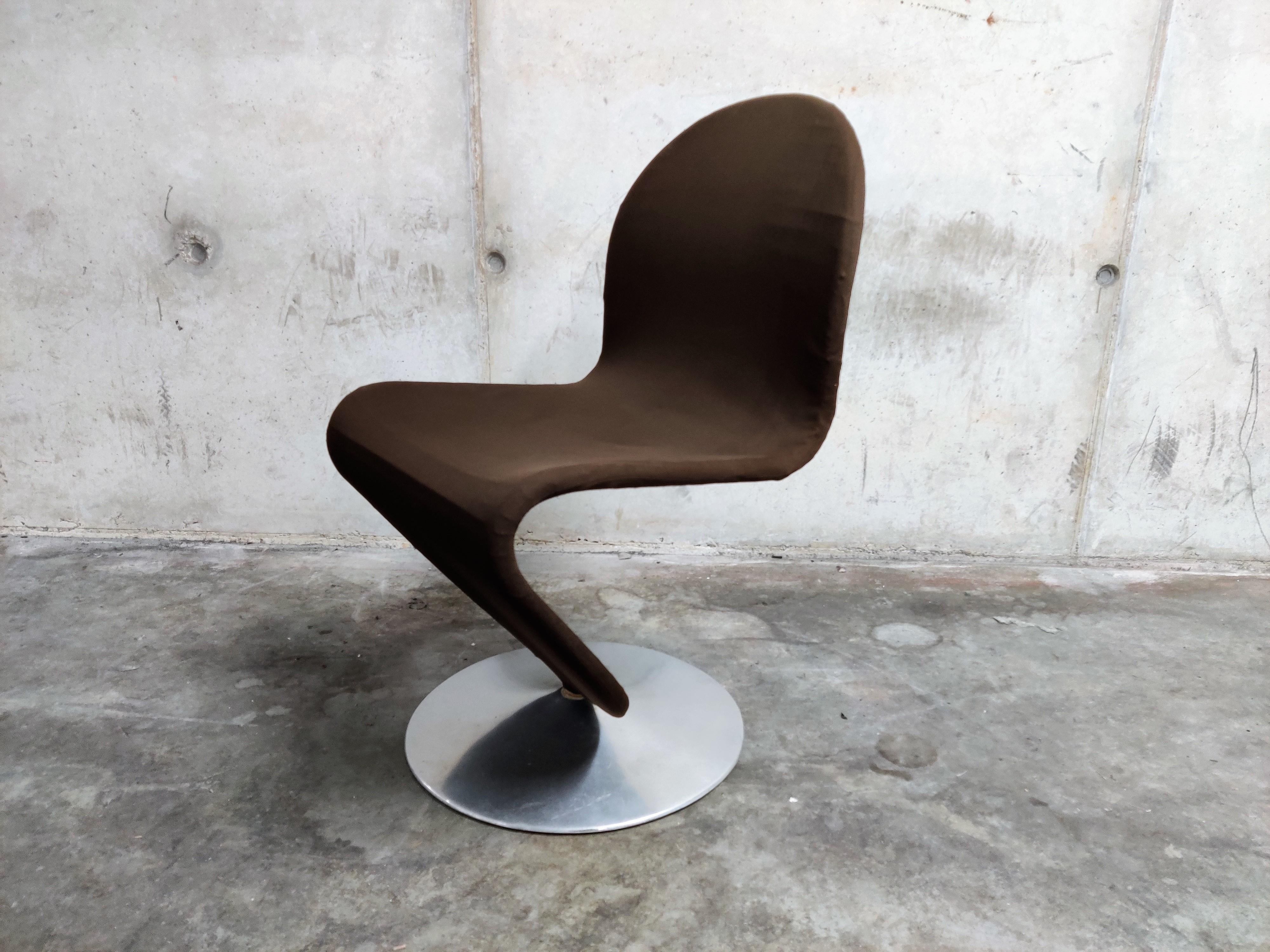 Model 'system 123' chair by Verner Panton for Fritz Hansen in brown fabric.

Good condition.

Comes with original label.

1970s - Denmark

Dimensions:

Height 90cm/35.43