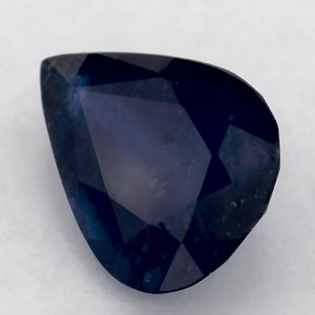 Dieser natürliche blaue Saphir bietet Eleganz und Raffinesse. Mit seiner satten Farbsättigung und seinem präzisen Schliff ist er das perfekte Herzstück für einen Verlobungsring oder ein luxuriöses Schmuckdesign.

Dieser Saphir stammt aus Sri Lanka