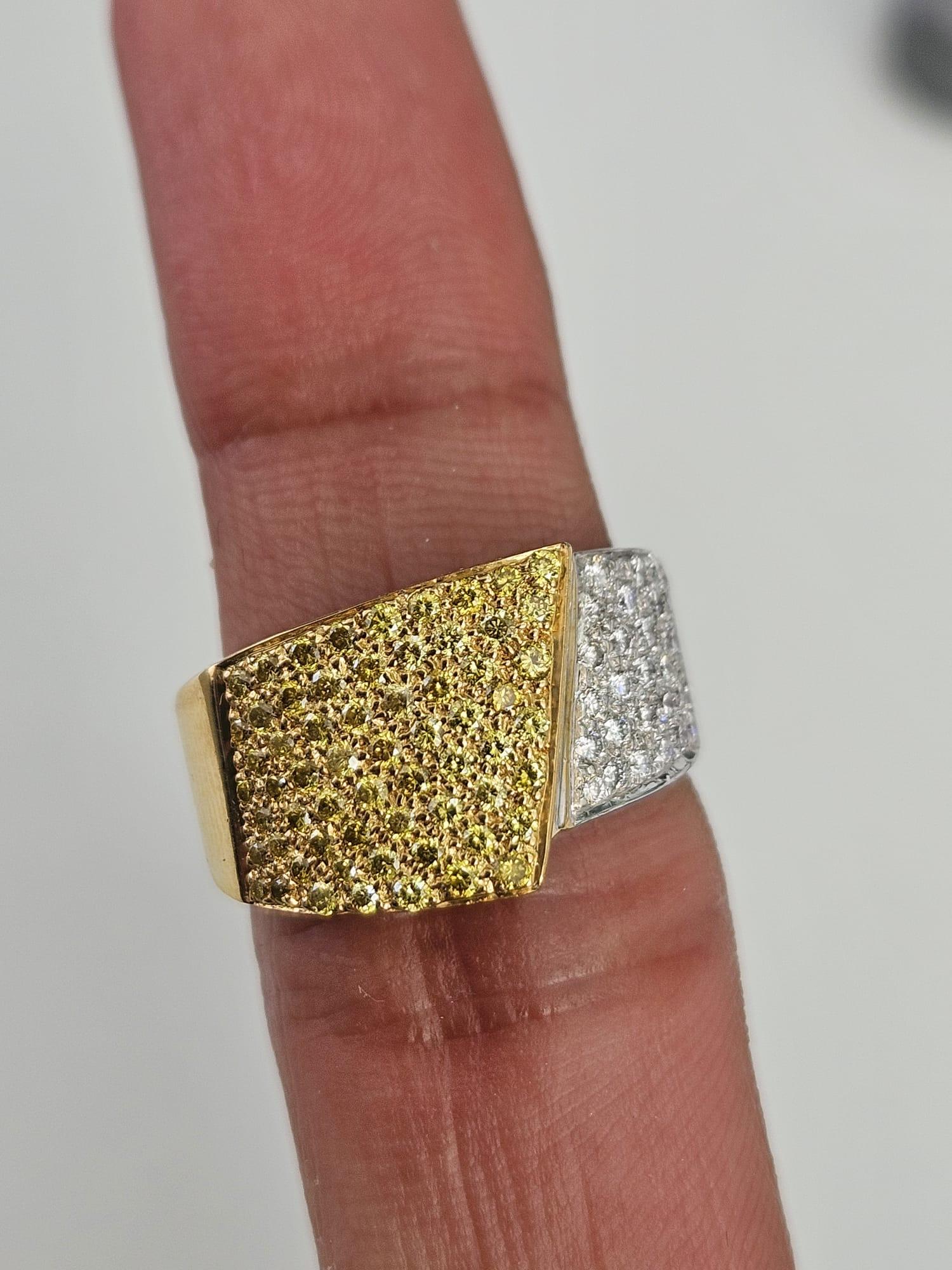 1.23 ct Canary and White Diamond Band Ring In New Condition For Sale In New York, NY