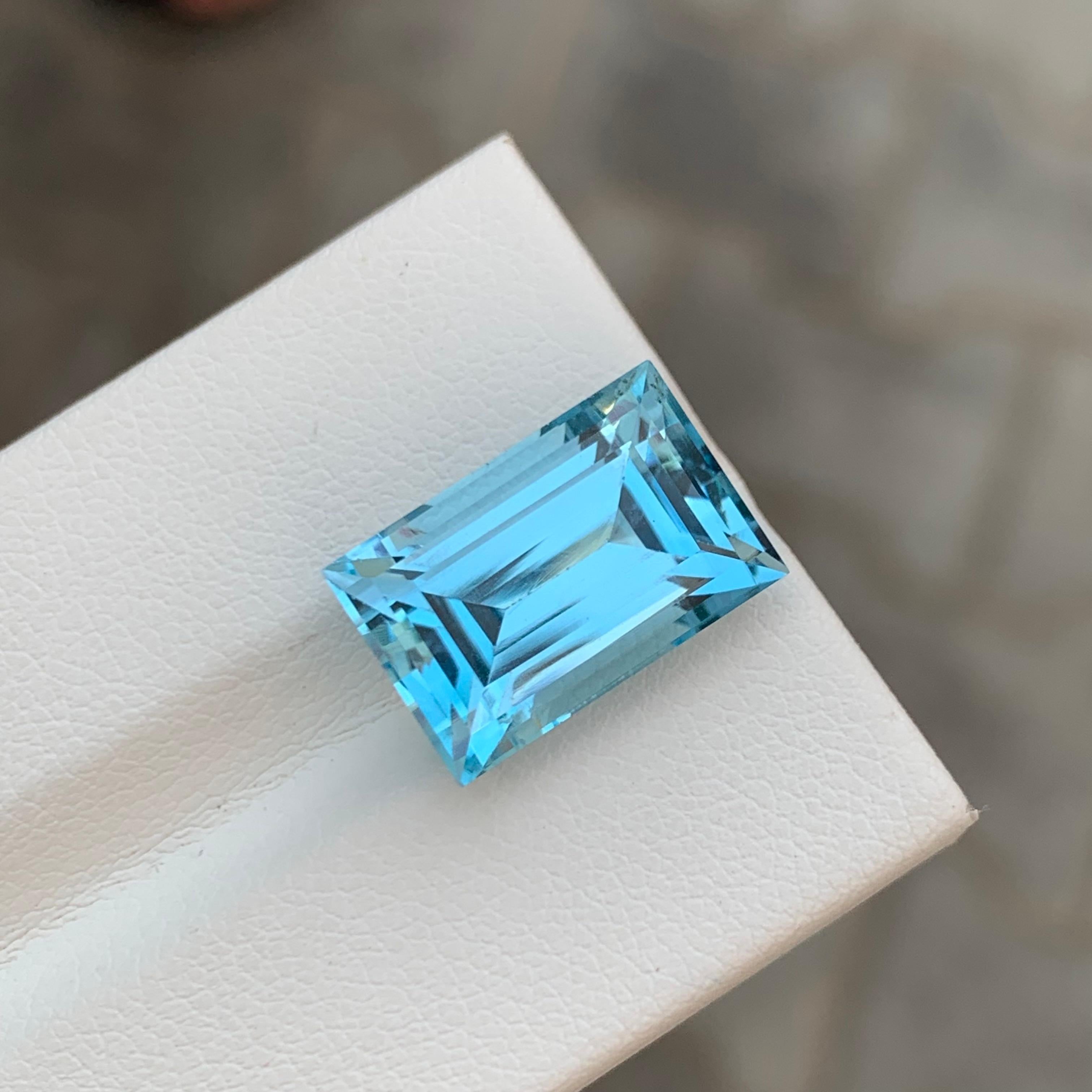 12,30 carati di stupefacente gemma di forma baguette di Topazio Blu per collana in vendita 2