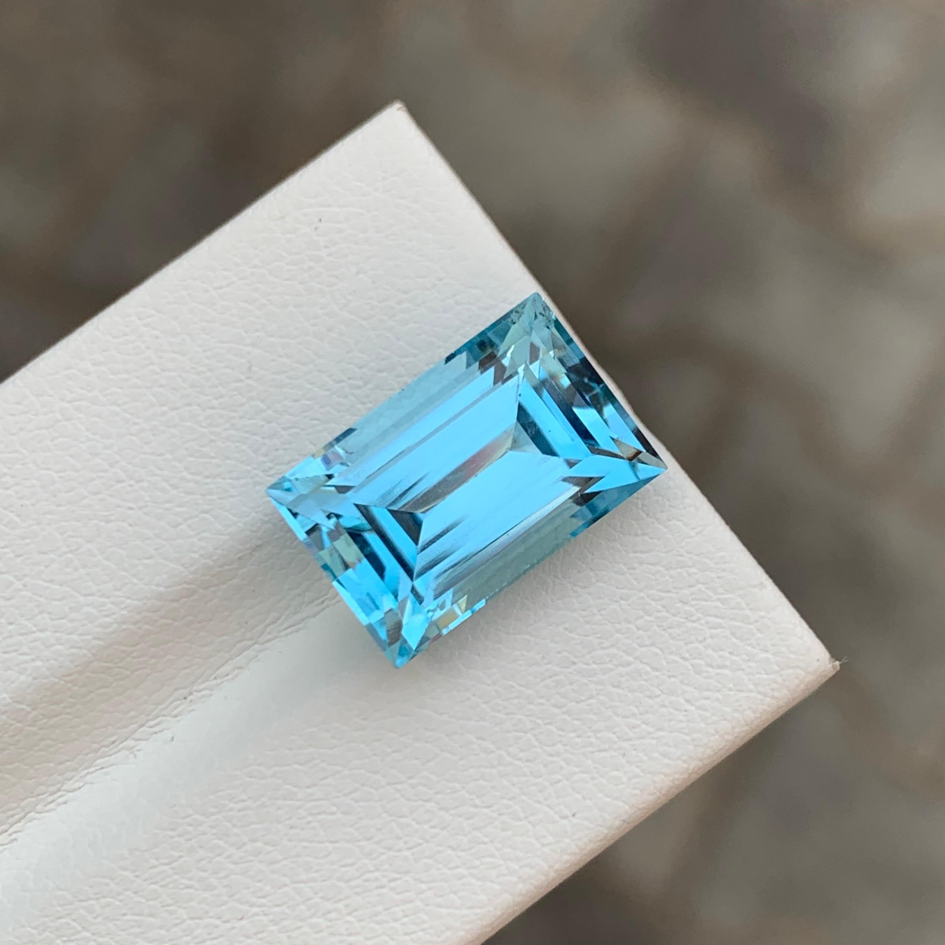12,30 carati di stupefacente gemma di forma baguette di Topazio Blu per collana in vendita 3