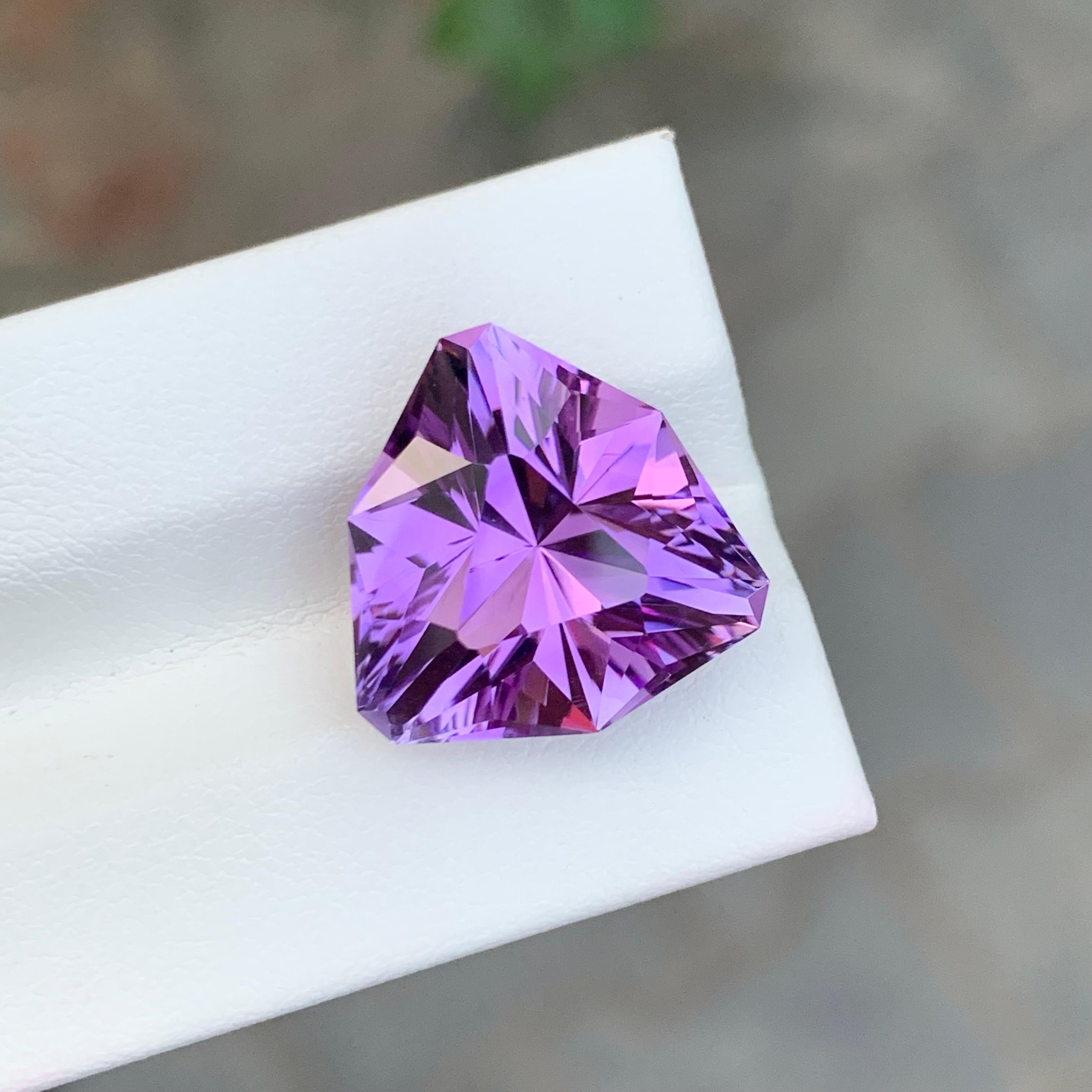 Stein: Amethyst
Gewicht : 12,30 Karat
Abmessung: 16.2 x 16.1 x 10.8 Mm
Herkunft: Brasilien
Form: Kissenschliff
Farbe: Lila
Behandlung: Nicht
Zertifikat: Auf Kundenwunsch

Der Amethyst, eine atemberaubende violette Quarzsorte, ist nicht nur für seine