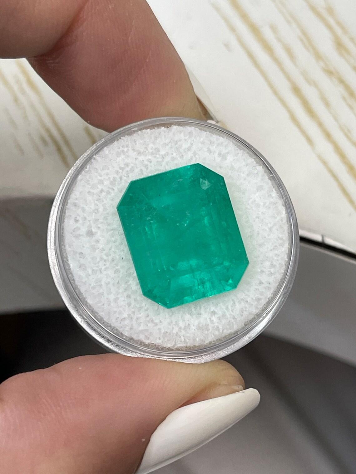 12,31 Karat 15,5x13 Blaugrüner kolumbianischer Smaragd im Smaragdschliff Mai Geburtsstein im Smaragdschliff (Moderne) im Angebot
