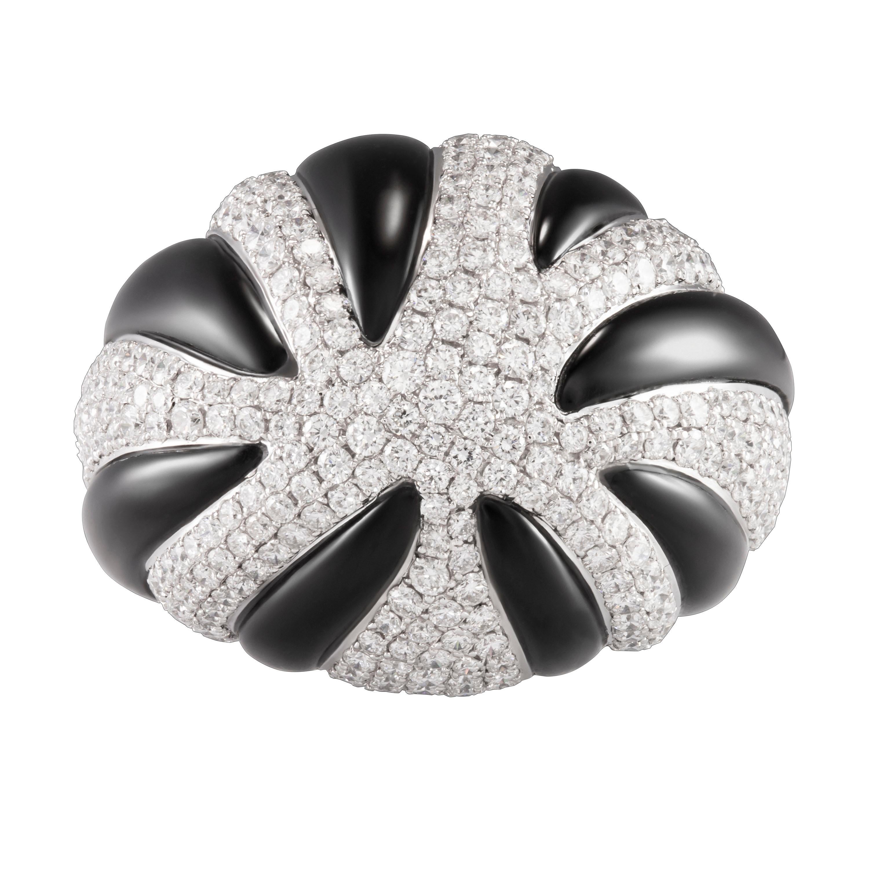 Butanis stilvoller Ring zeichnet sich durch ein markantes Bomben-Design aus, das aus 18 Karat Weißgold gefertigt ist.  Dieser Ring ist mit 3,8 Karat runden Diamanten im Brillantschliff besetzt und mit 8 schwarzen Onyxstreifen (insgesamt 12,31 Karat)