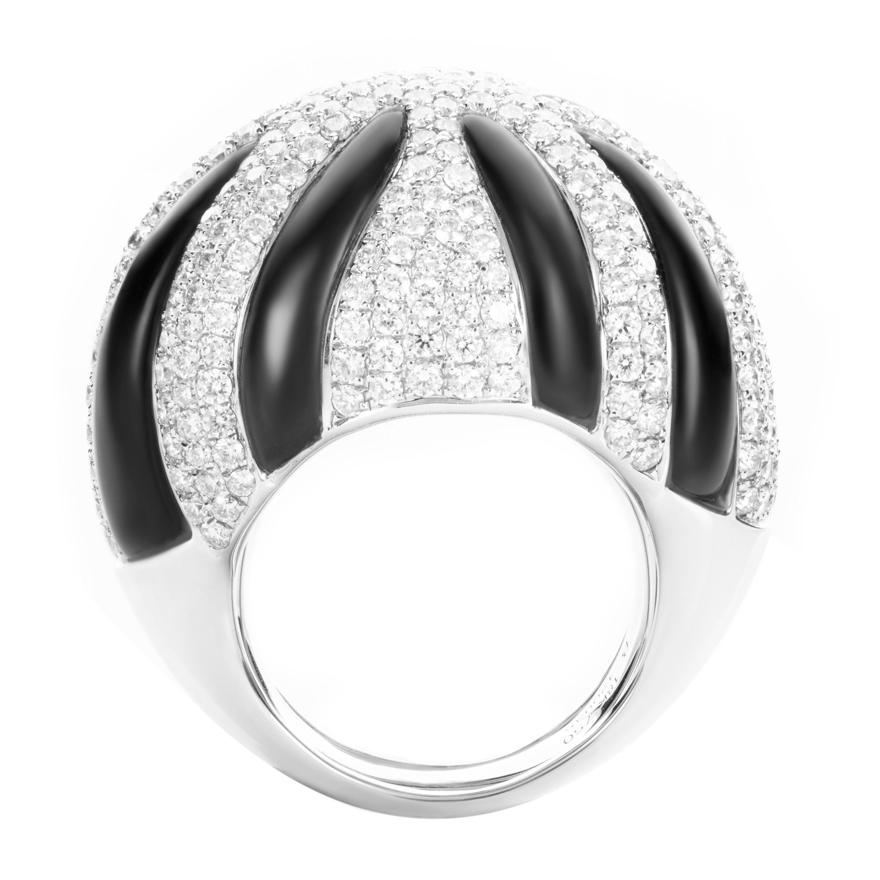 Taille ronde 12.31 Carat Black Onyx Diamond 18 Karat White Gold Bombe Dome Cocktail Ring en vente