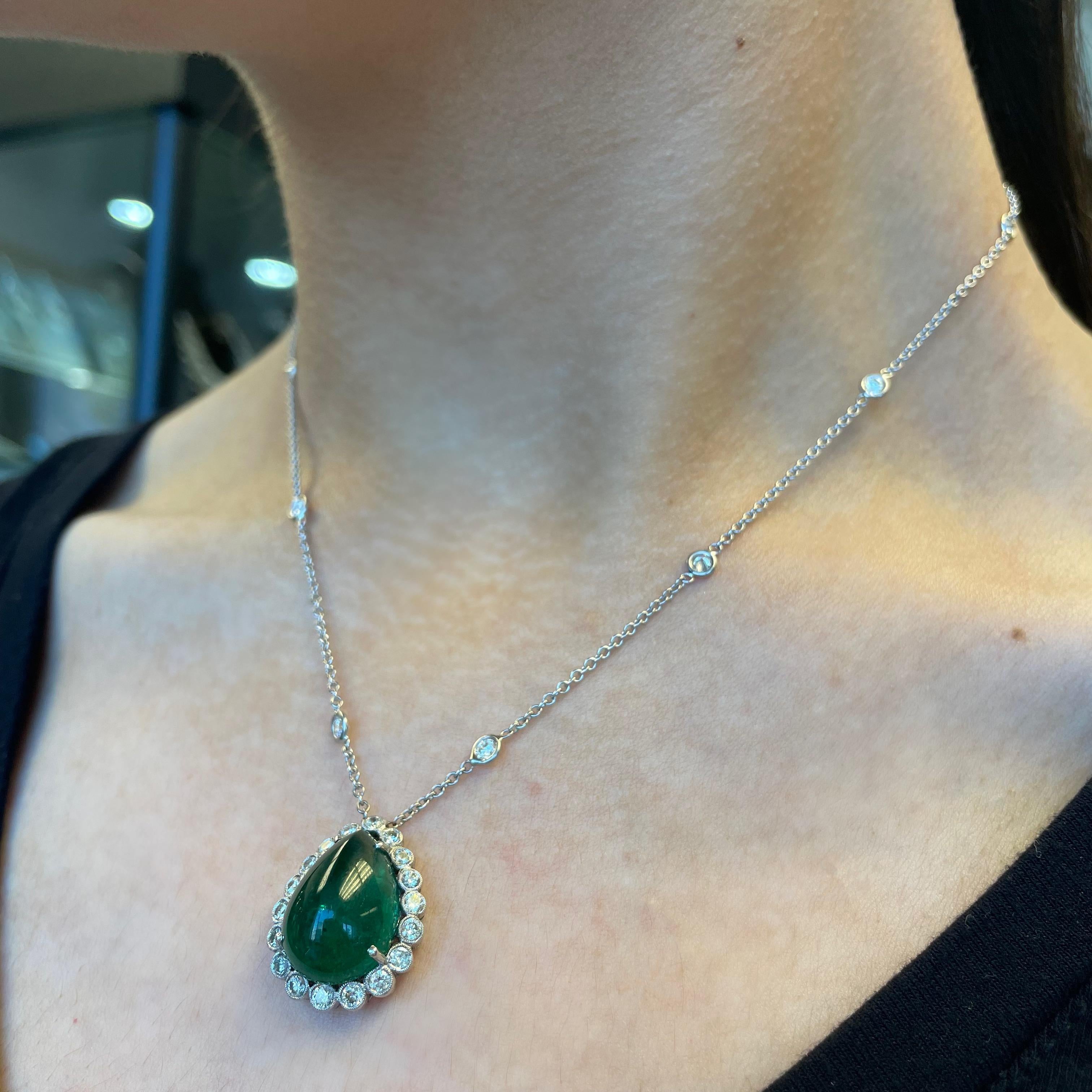 Splendido ciondolo a forma di smeraldo di colore superbo, con diamante incastonato a raggiera e catena con diamante a metro. 
13.29 carati di peso totale della gemma.
Smeraldo cabochon a pera da 12,31 carati, circa F2. 0,98 carati di diamanti tondi