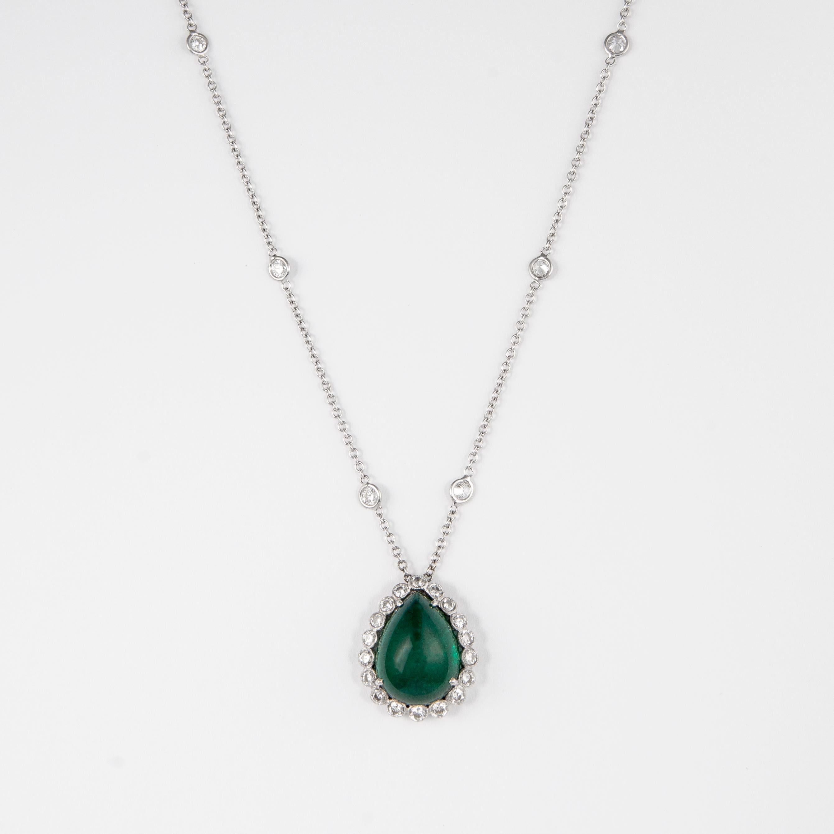 Contemporaneo Alexander Beverly Hills - Collana con smeraldo cabochon a pera e diamanti 18k da 12,31 ct. in vendita
