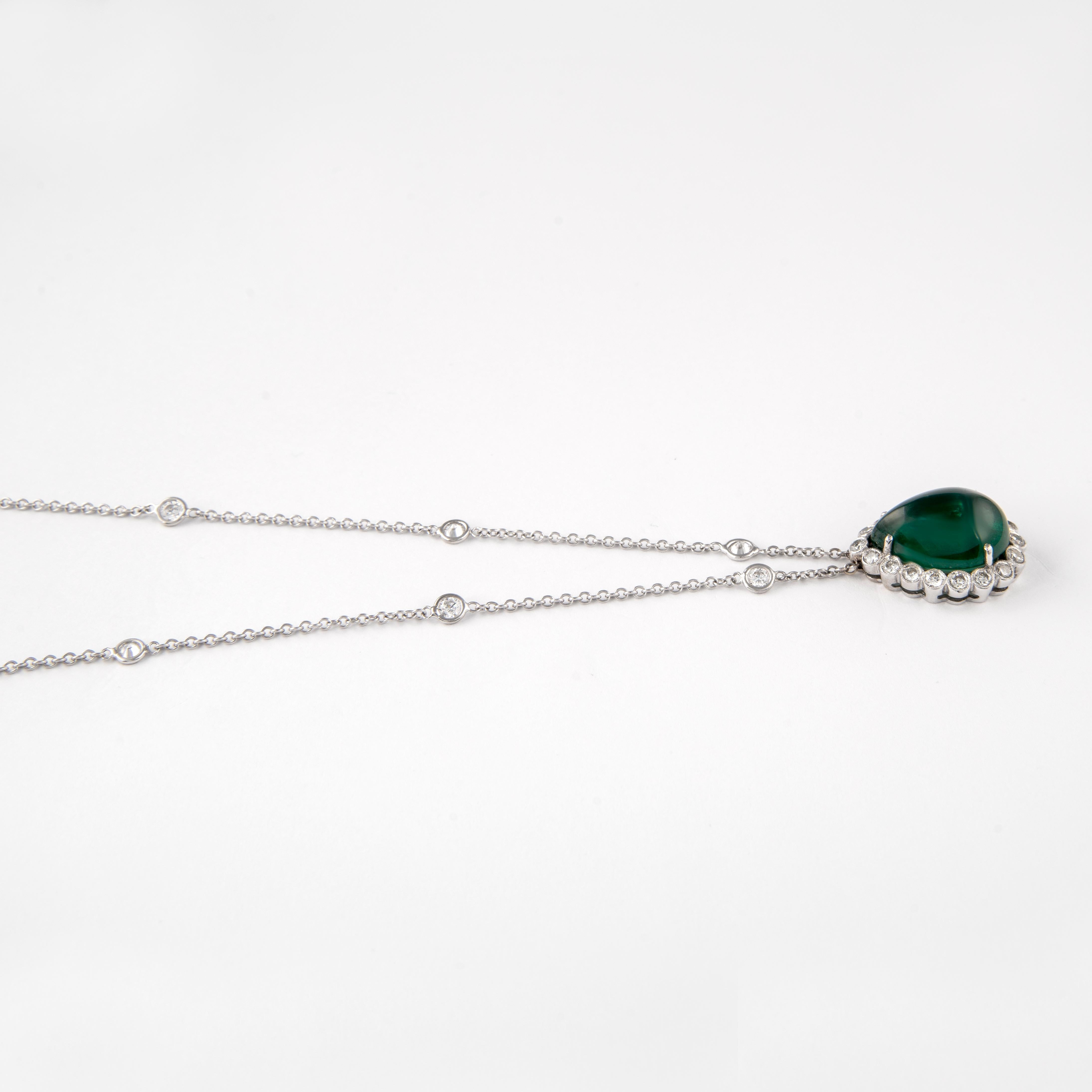 Taglio ovale Alexander Beverly Hills - Collana con smeraldo cabochon a pera e diamanti 18k da 12,31 ct. in vendita