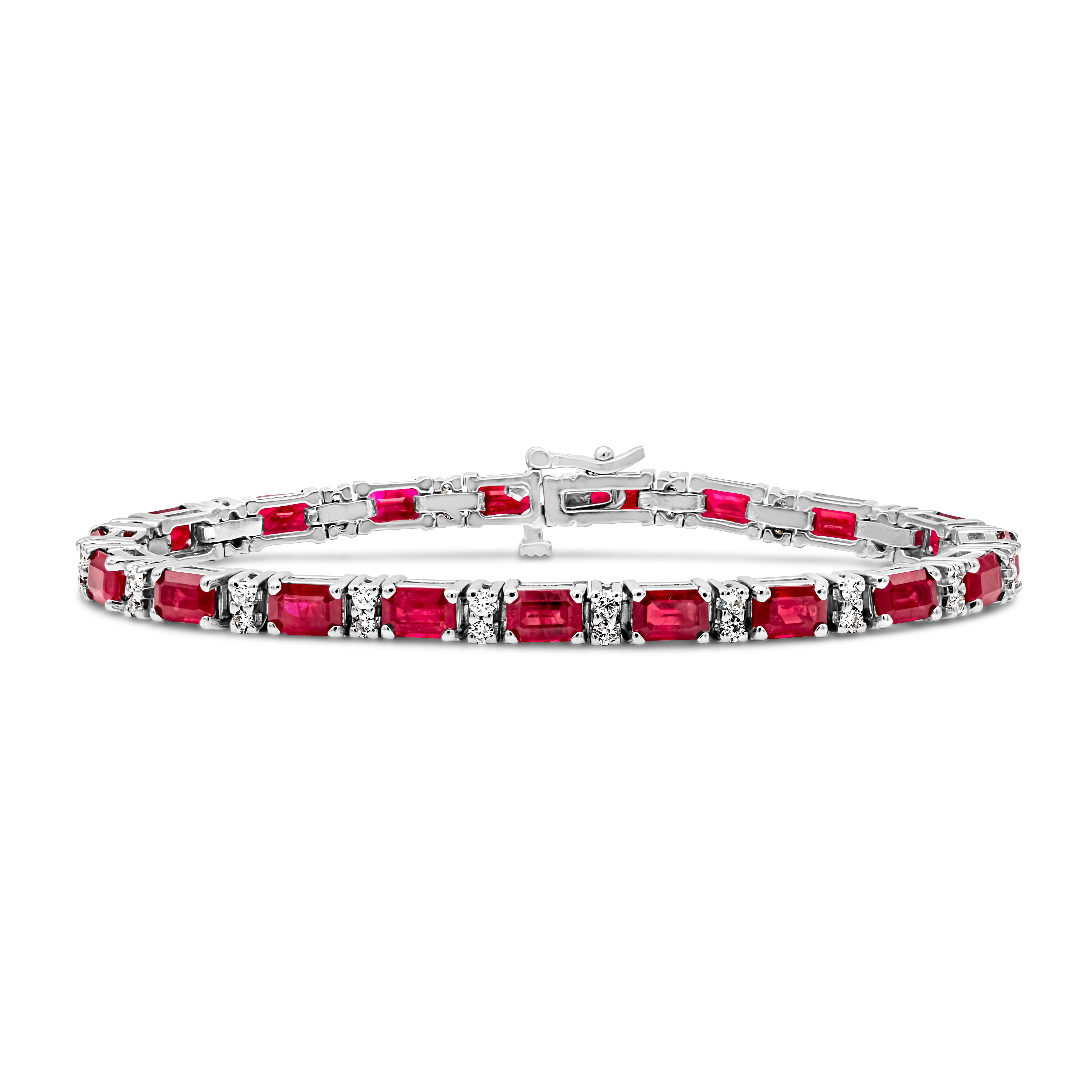 Un bracelet de tennis exquis et simple mettant en valeur un rubis rouge riche en couleurs, taillé en émeraude, pesant 12,33 carats au total, serti dans une monture classique à quatre griffes. Deux diamants ronds de taille brillant, d'un poids total