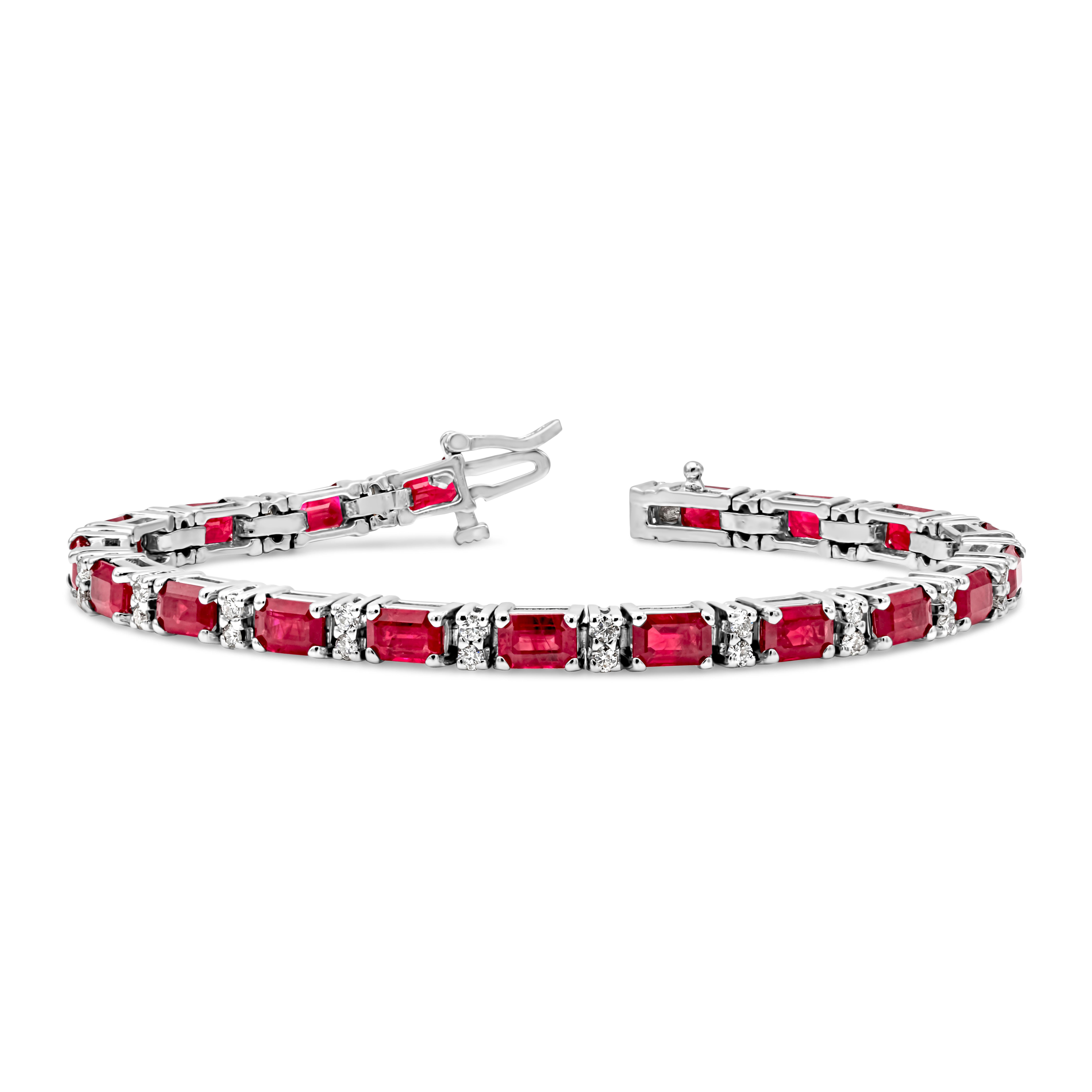Contemporain Roman Malakov Bracelet tennis avec rubis birman taille émeraude de 12,33 carats et diamants en vente