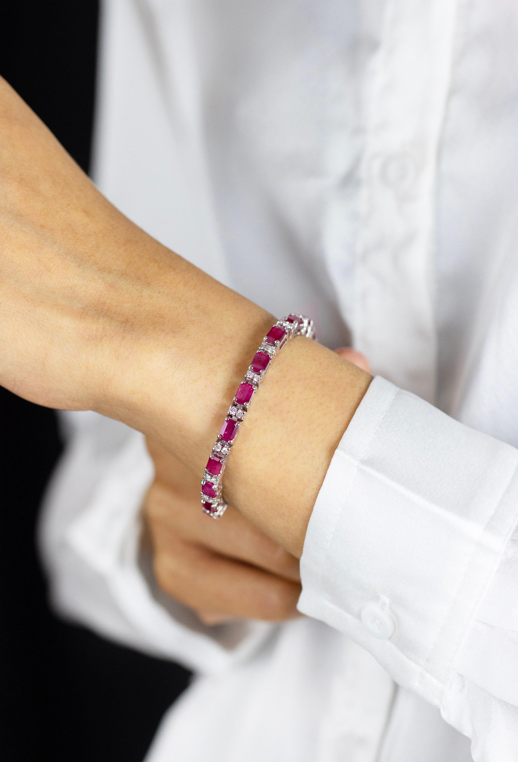 Roman Malakov Bracelet tennis avec rubis birman taille émeraude de 12,33 carats et diamants Pour femmes en vente