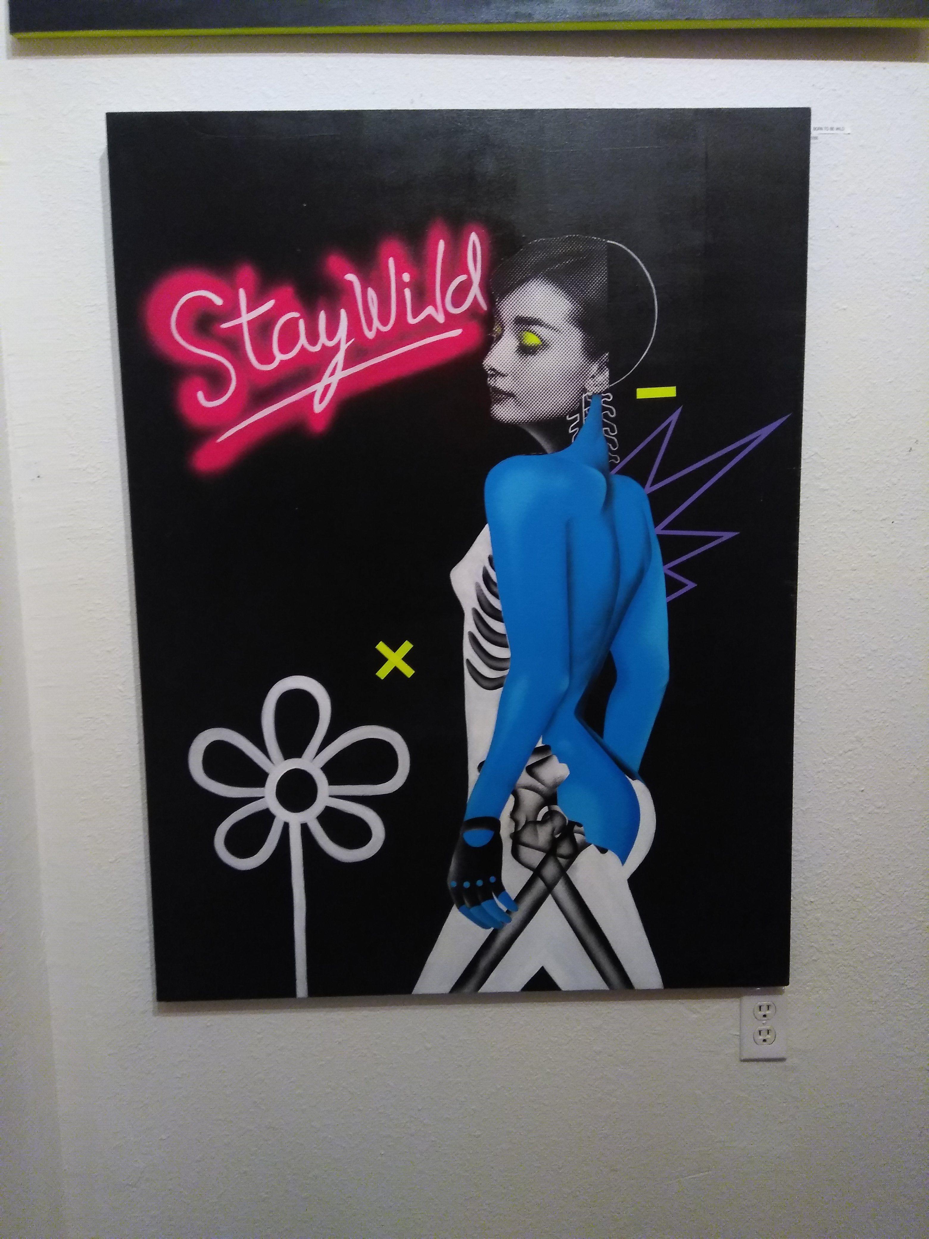 Born to be wild è un pezzo ispirato alla libertà di essere se stessi.  Il soggetto è Audrey Hepburn e per creare l'opera sono stati utilizzati vernice spray e carta da poster :: Mixed Media :: Pop-Art :: Questo pezzo viene fornito con un certificato