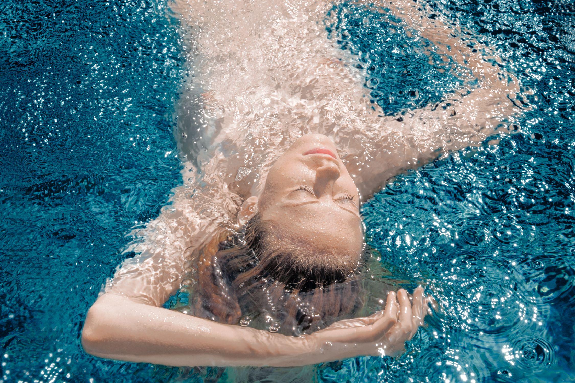 Ava Free 2/10, Fotografie, Archivtintenstrahl – Photograph von A K Nicholas