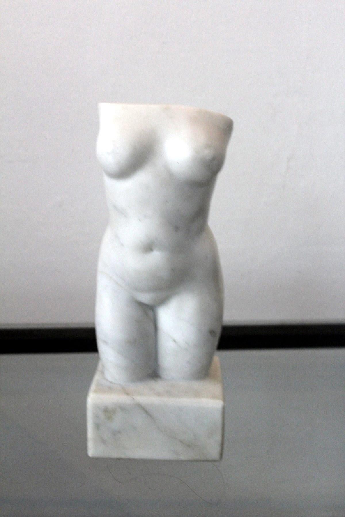Ryszard Piotrowski Nude Sculpture – Figurative Marmorskulptur „Nackter Akt“ aus dem 21. Jahrhundert