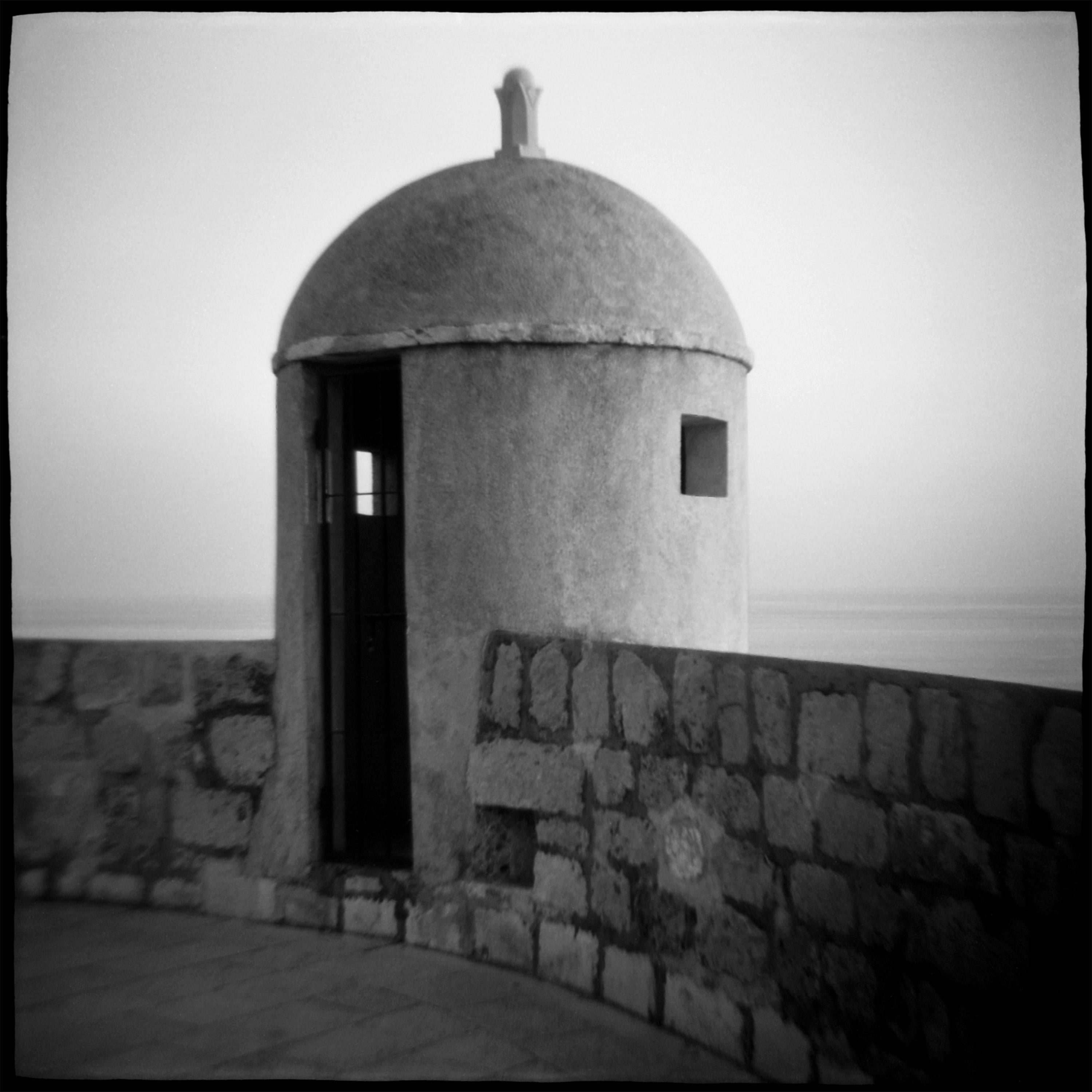Black and White Photograph de Daniel Grant - TURRET, Fotografía, Inyección de tinta de archivo