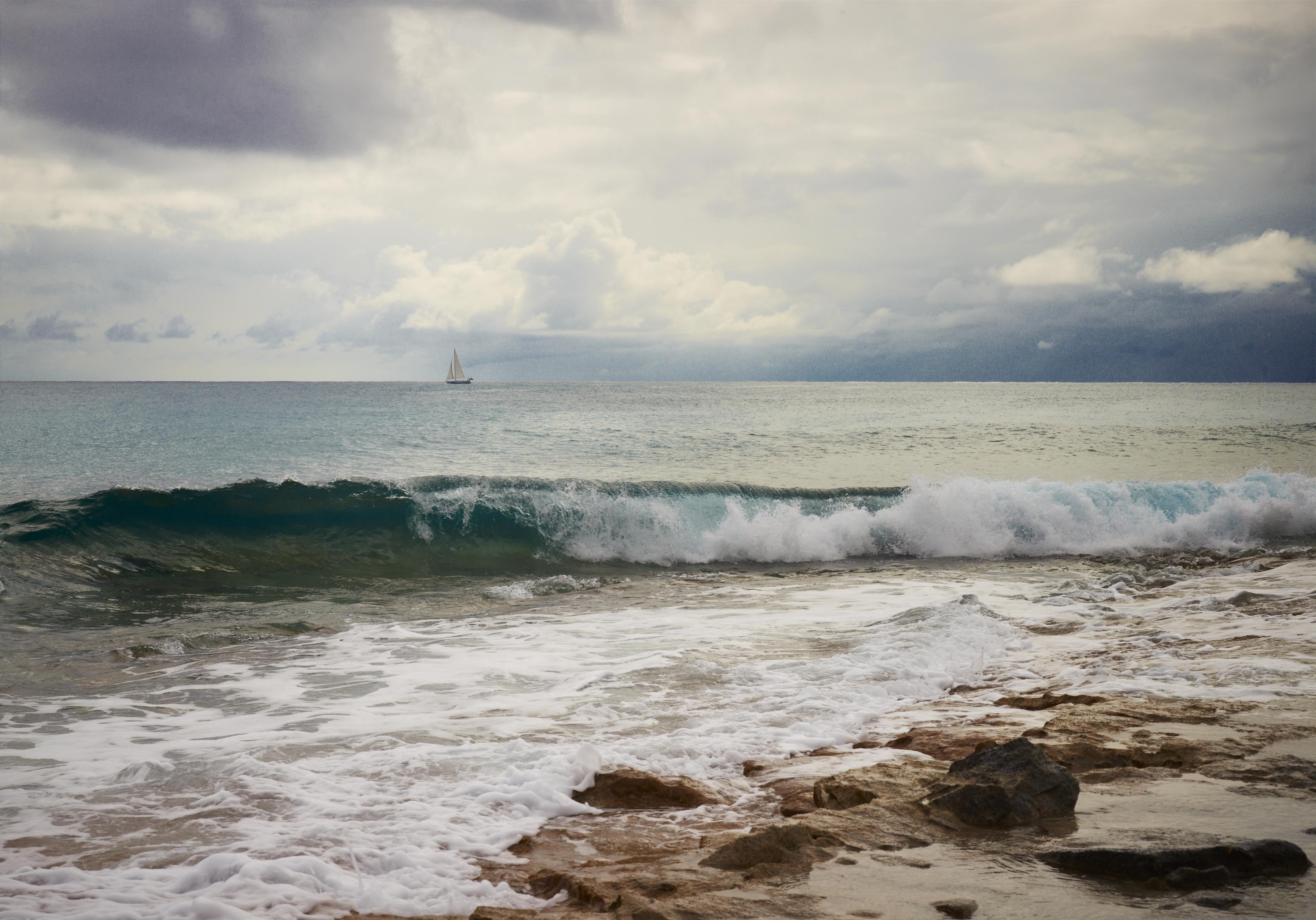 Katya Belilovsky Color Photograph – Wave und Boot, Fotografie, Archivtinte Jet