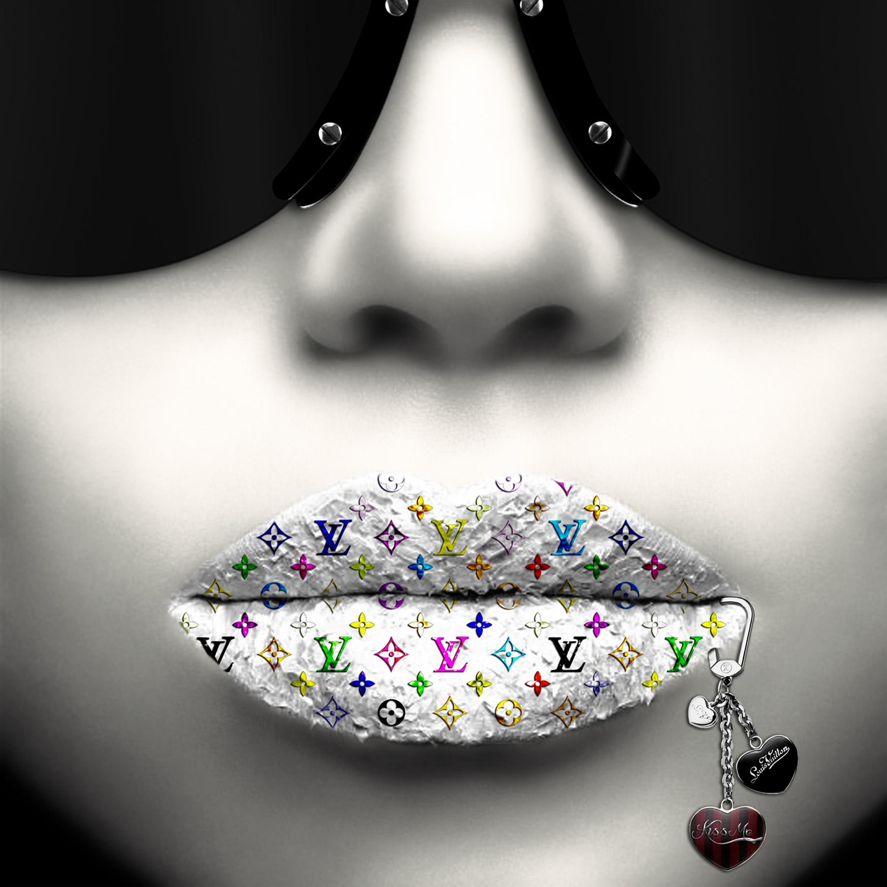 Fashionista Kiss Me Silver, numérique sur verre - Print de Jean Raphael