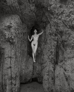 Nu debout sur une formation rocheuse, photographie, jet d'encre d'archives
