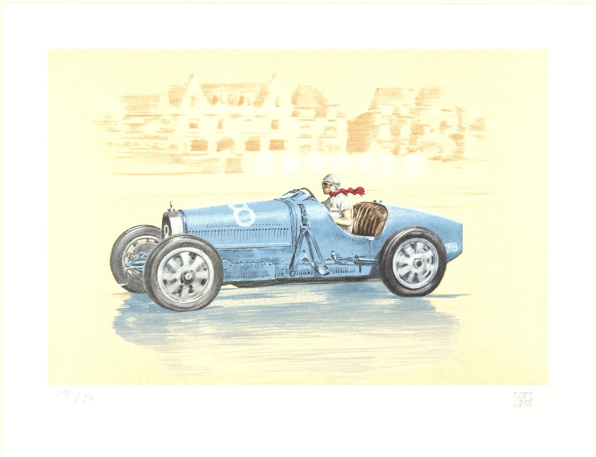 Première lithographie signée et numérotée sur 50 au crayon par La Victoire. L'image représente la conductrice, Heel Nice, dans sa Bugati Type 35 sur la plage de La Baule dans l'ouest de la France.
