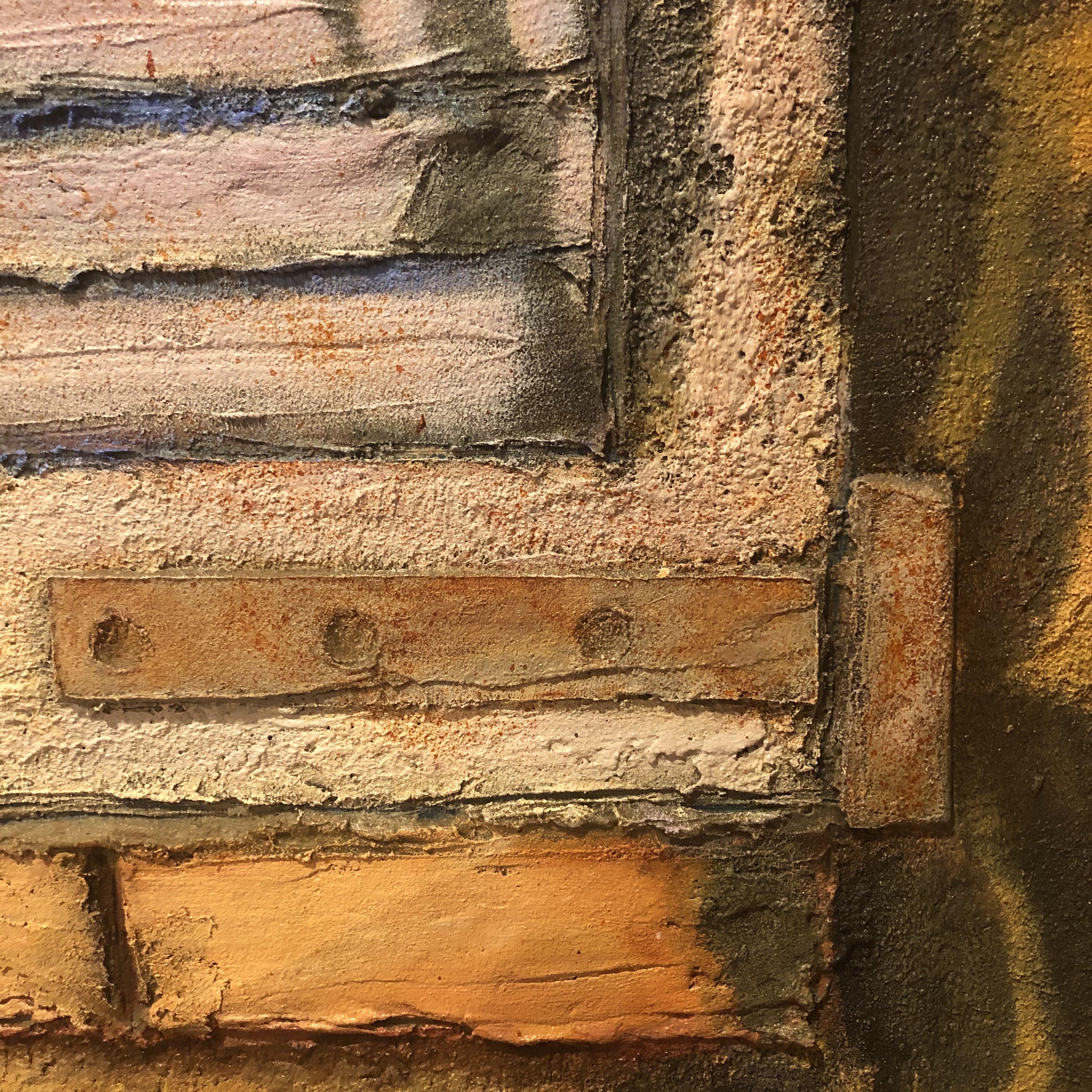 Una pintura de textura cálida de una pared de estuco al atardecer, que representa una luz cálida y un detalle de   un obturador con sombras de hojas. Llena de profundidad e intriga, la arena como escenario tiene una sensación muy realista, que
