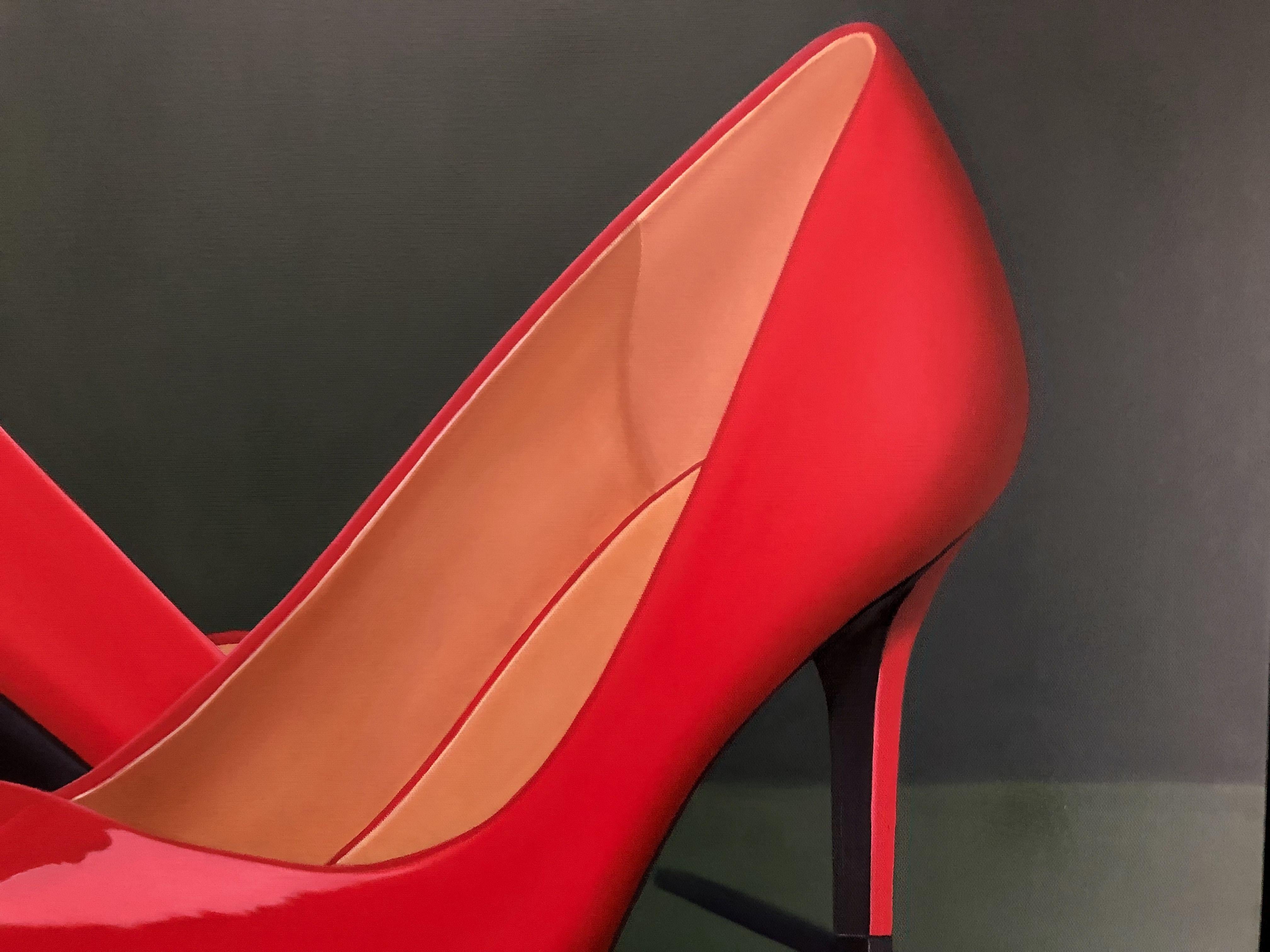 Un buen par de tacones siempre llamará la atención y creo que un bodegón con ellos hace exactamente lo mismo.  He montado una pieza muy grande con unos zapatos rojos bajo una luz reflectante con un fondo verde complementario.  Esta pieza está