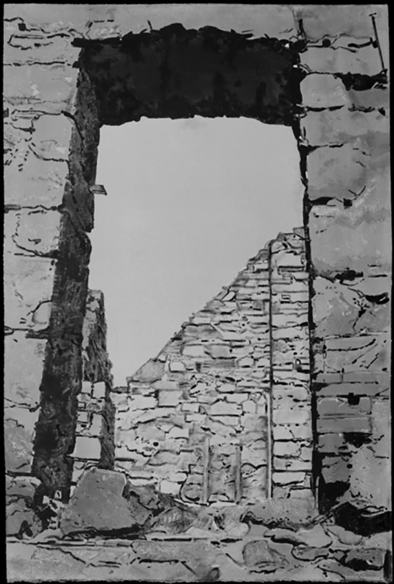 Agnes Murray Landscape Art – Auf der Flucht vor Slains Castle, #10, ein monochromer schwarz-weißer Architektonischer Schloss