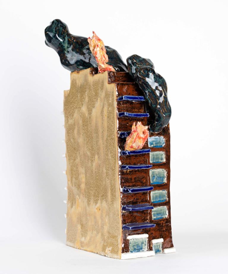 Andrew Smenos Figurative Sculpture – „MOVIN' ON UP“, Keramik-Skulptur, Apartment Building on Fire, Katastrophe, Humor