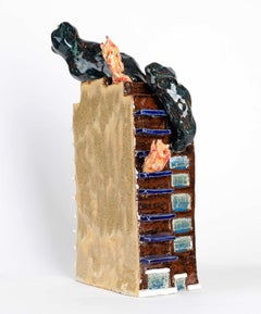 "MOVIN' Up & Up, scultura in ceramica, appartamento in fiamme, disastro, umorismo