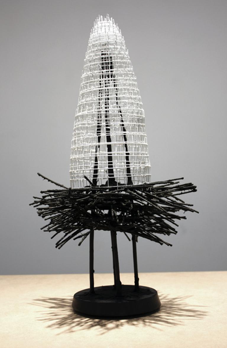 Abstract Sculpture Eva Ennist - Sculpture «NESTING LOTUS #3 », en maille de fil métallique, roseau, papier fait main, béton, temple