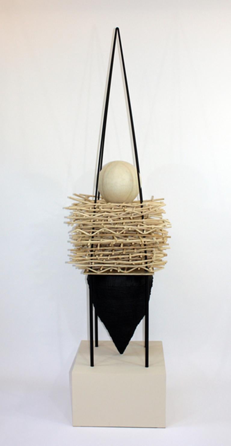 ""NESTING:HOLD"", Skulptur, Holz, Stahl, Kaltharz, Schilf, montiert auf Holzsockel – Mixed Media Art von Eva Ennist