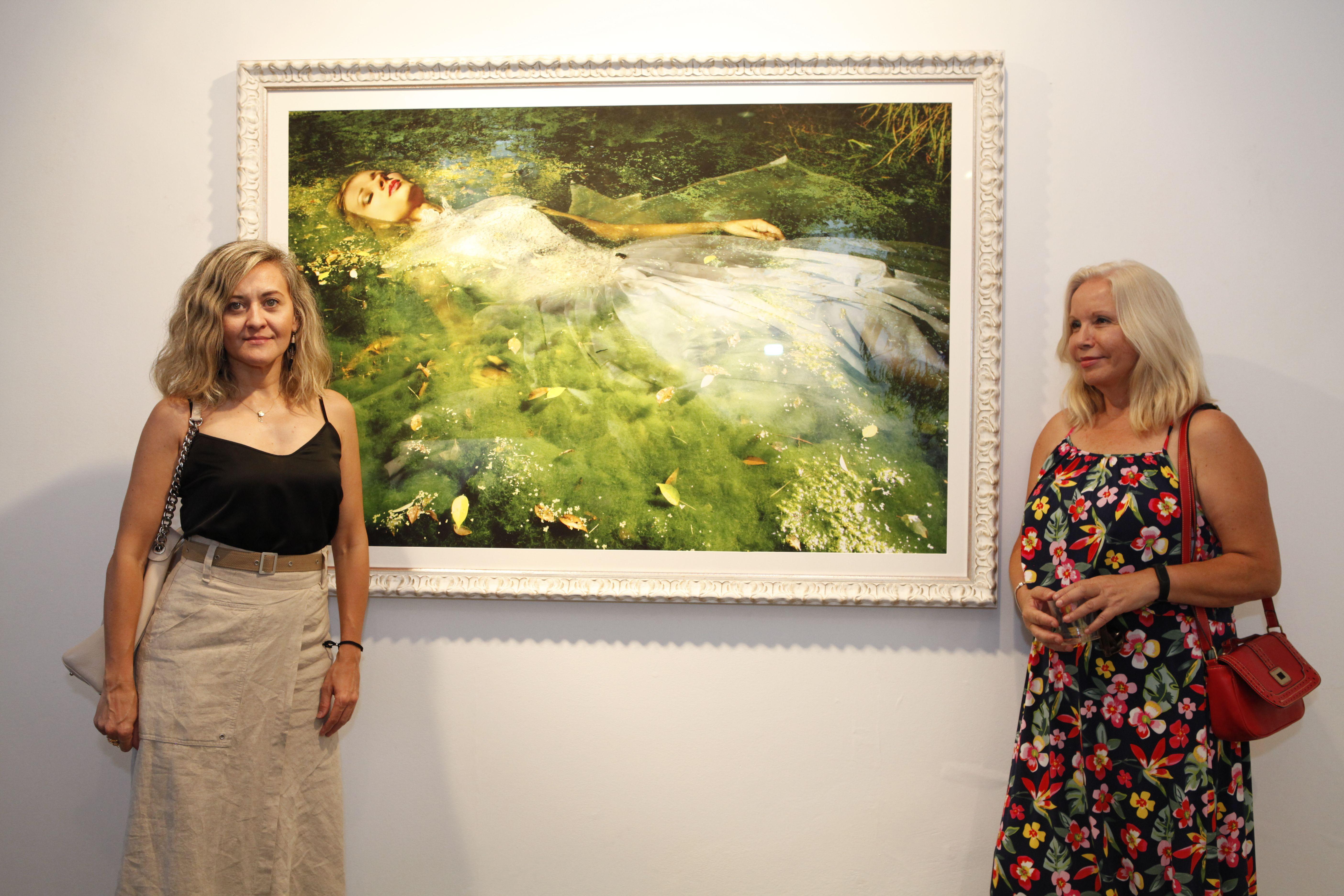 Take me to your dreams Ophelia IV, Fotografie, C-Typ (Grün), Color Photograph, von Viet Ha Tran
