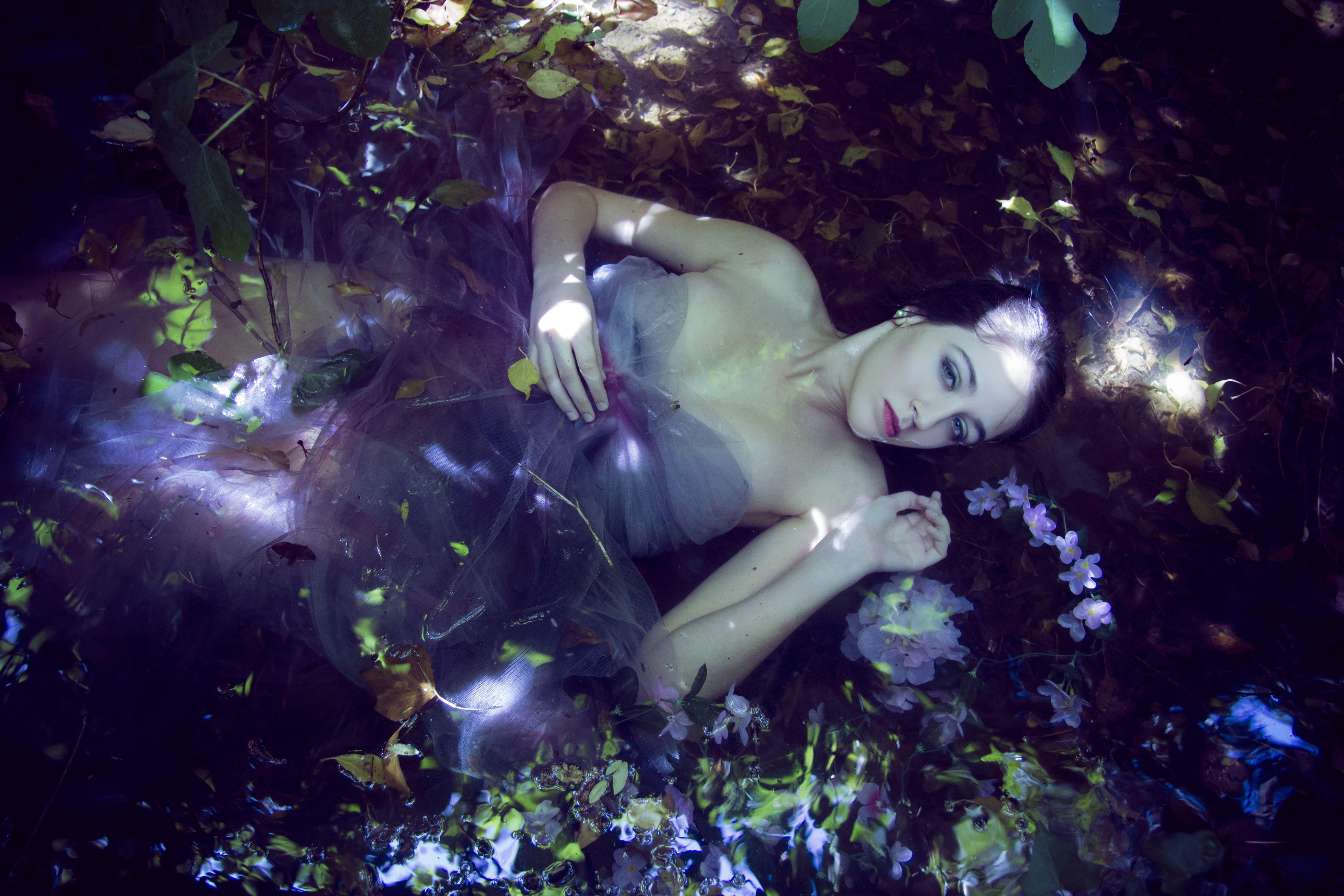 Viet Ha Tran Color Photograph – Secrets of the Flowers, Fotografie, C-Typ