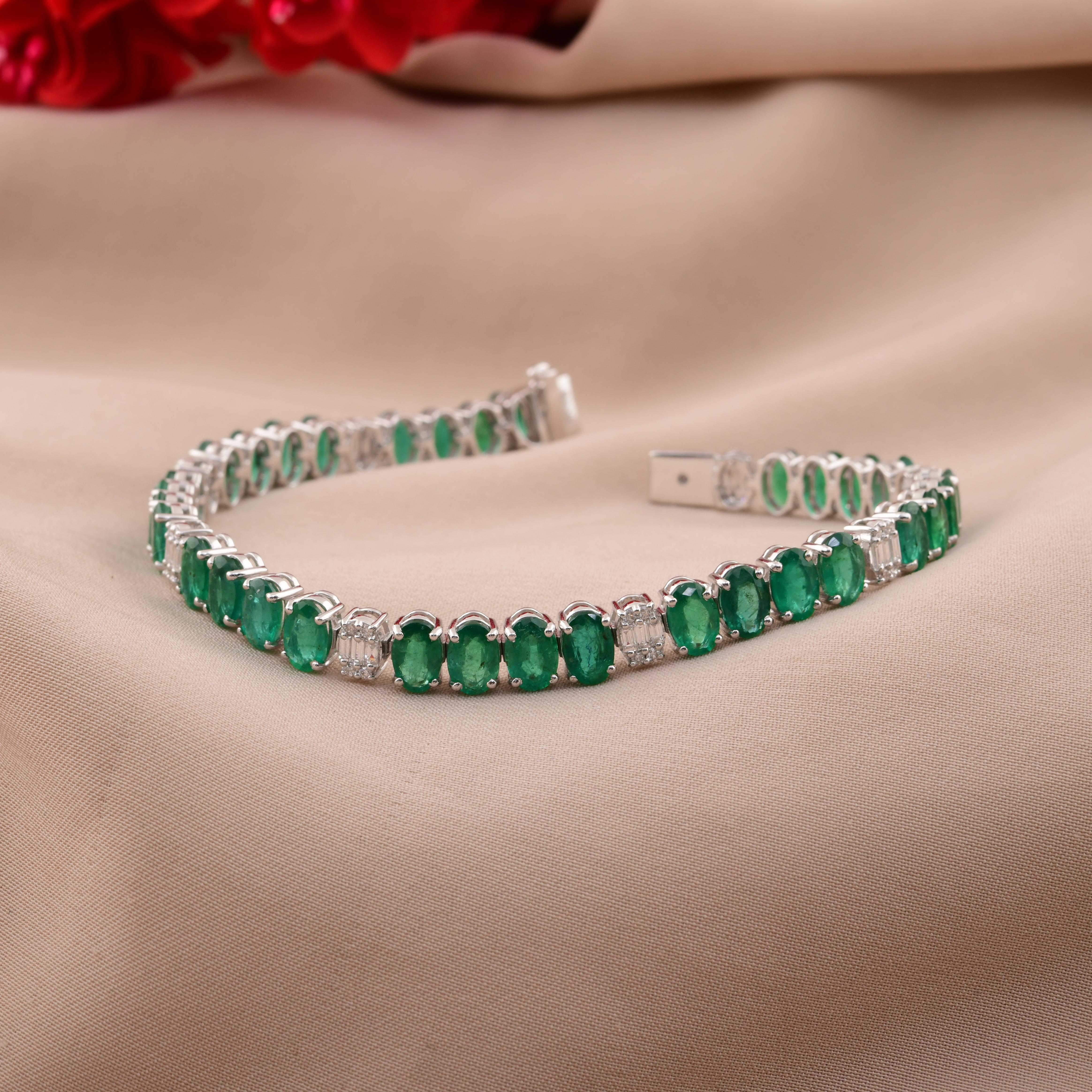 Moderno 12,34 carati di smeraldo dello Zambia 0,67 carati di diamante SI/H Bracciale in oro bianco 18 carati in vendita