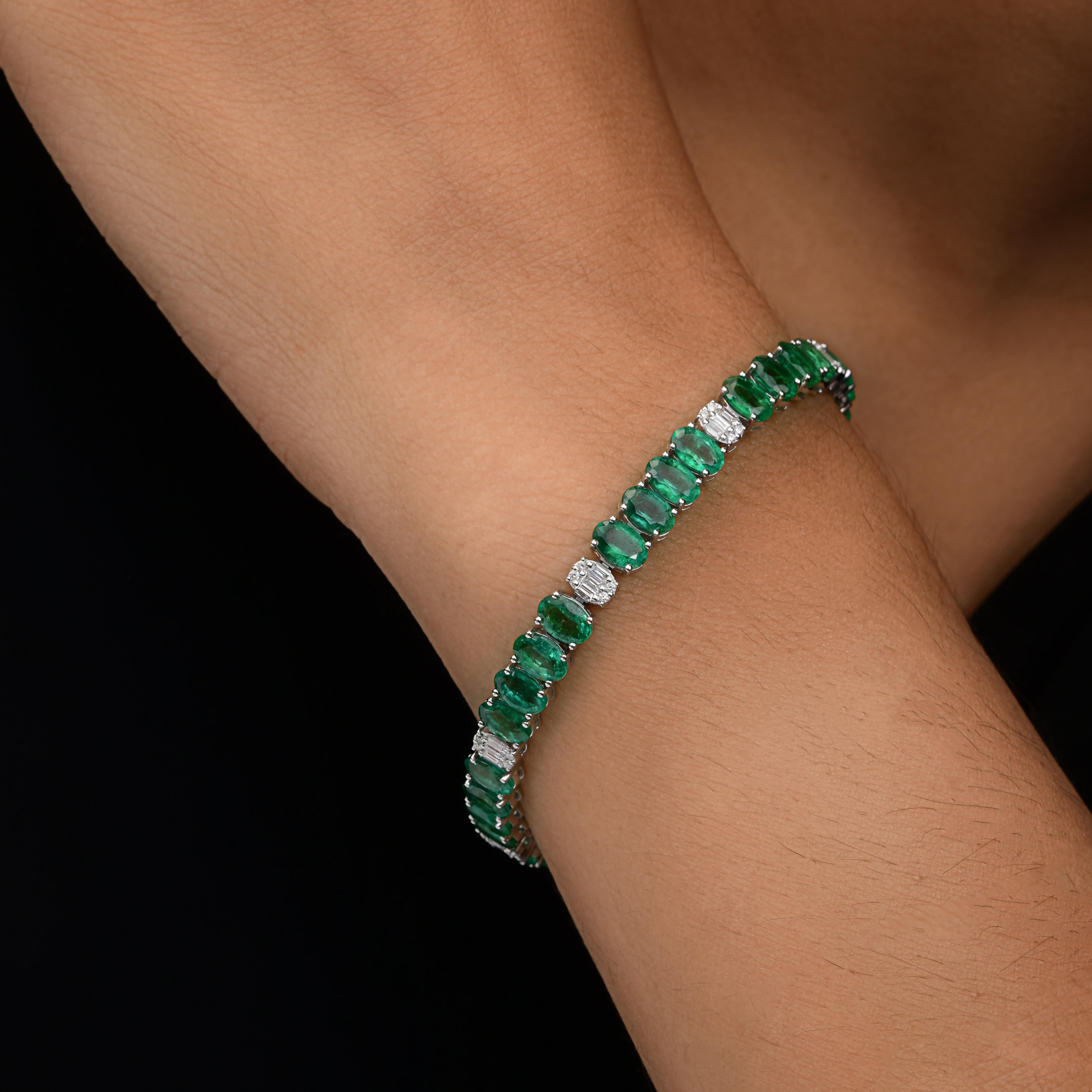 Taglio ovale 12,34 carati di smeraldo dello Zambia 0,67 carati di diamante SI/H Bracciale in oro bianco 18 carati in vendita