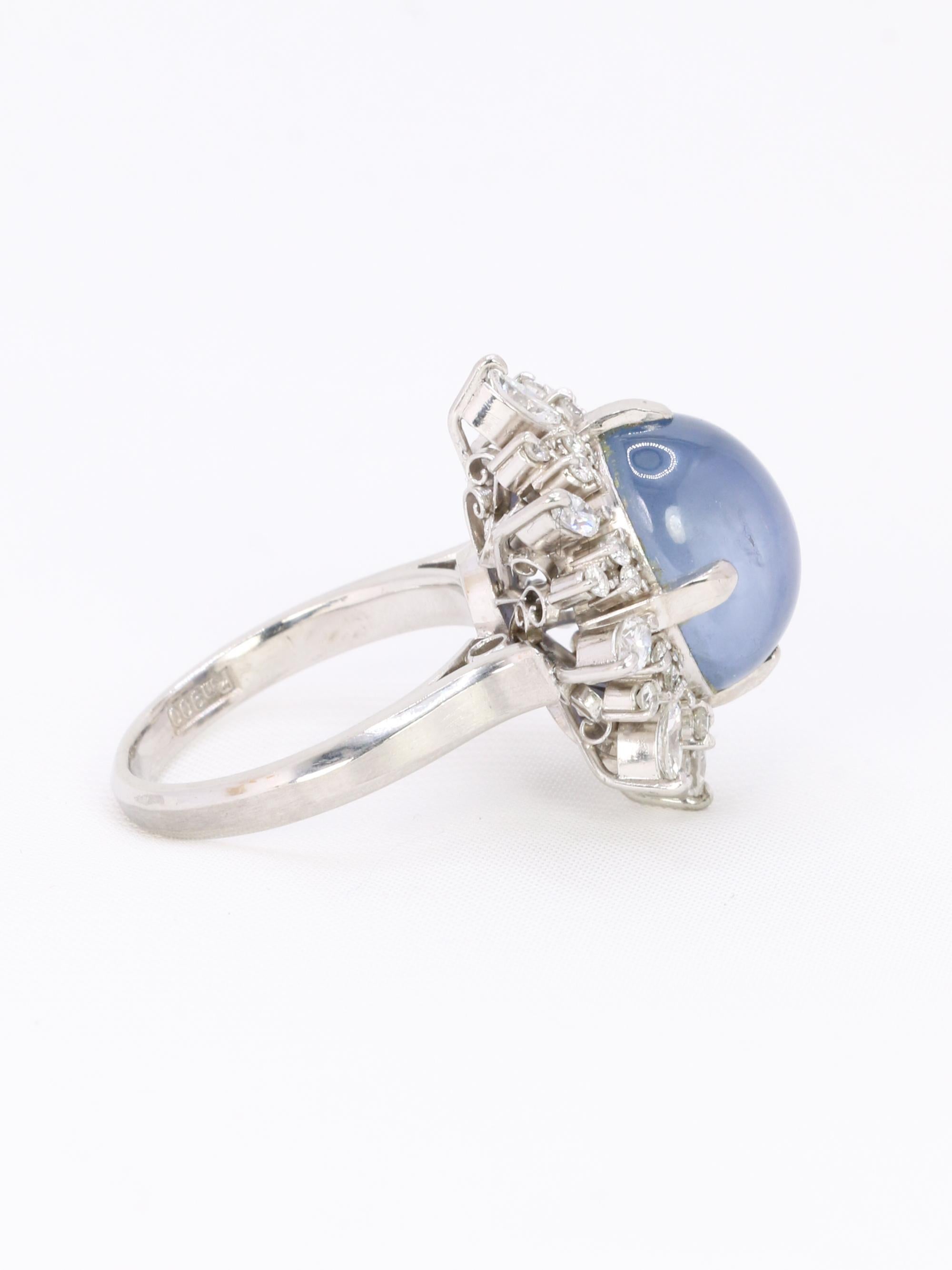 12.34 ct Ceylan Cabochon Star sapphire and diamond cluster ring In Good Condition For Sale In PARIS, FR