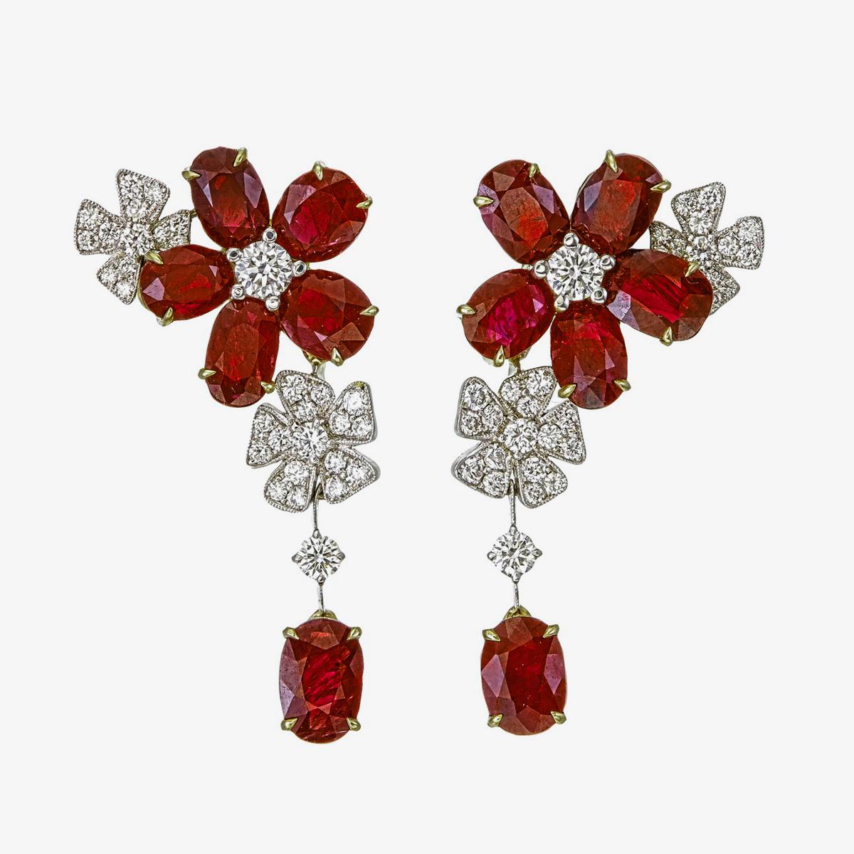 Gli eleganti orecchini con rubino birmano e diamanti di REWA jewels sono realizzati a mano in oro bianco 18 carati.

Ha 12 pezzi di rubini Burma No Heat del peso di 12,35 carati circa. Rubini di queste dimensioni e colore sono rari da trovare.

Gli