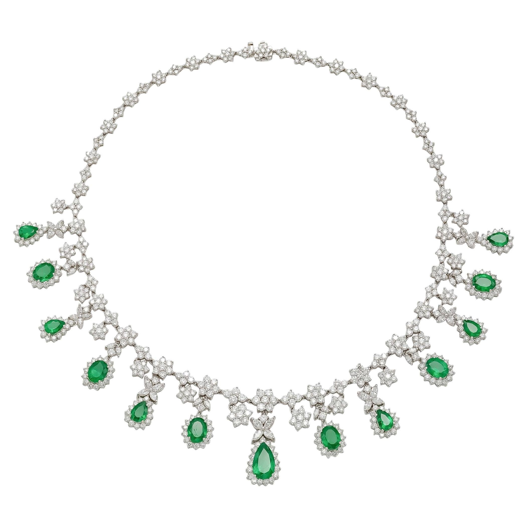 Collar de Gotas de Esmeralda en Forma de Pera de 12,36 Quilates y Diamantes de 21,30 Quilates