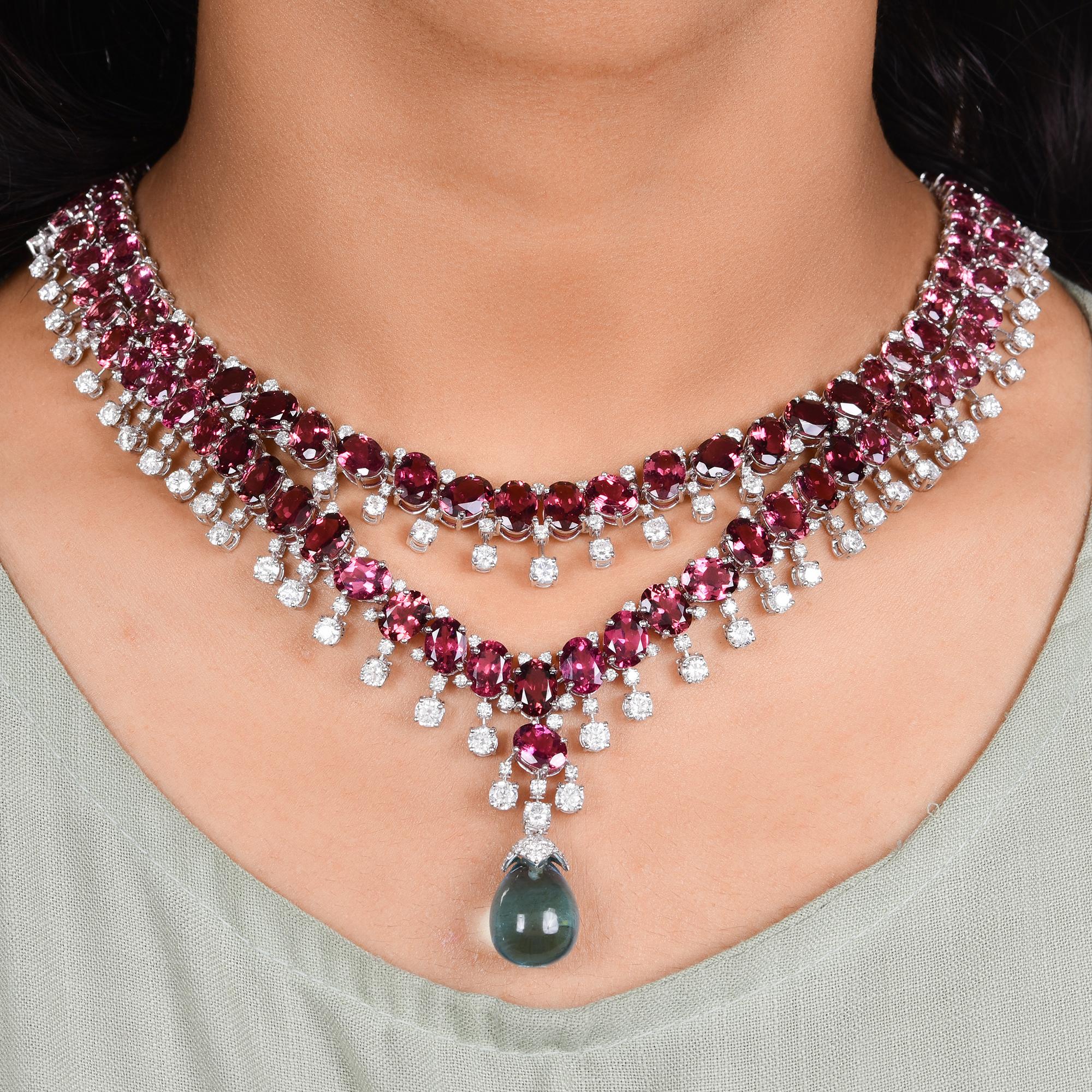 123,98 TCW Tormalina rosa Diamante Topazio blu Collana a goccia in oro bianco 18k fine 
Questa splendida collana presenta un'armoniosa miscela di vibranti gemme di tormalina rosa abbinate a scintillanti diamanti, rifinite da un sereno ciondolo a