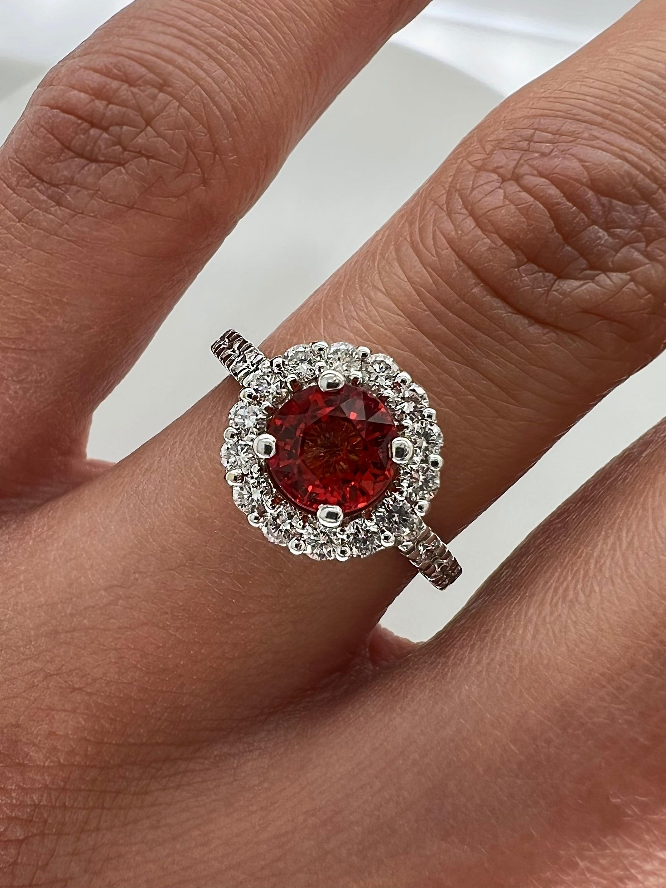 Bague de fiançailles halo de diamants et saphirs orange de 1,82 carat au total Neuf - En vente à New York, NY