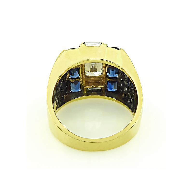 1.23 Carat Center Diamond 1.50 Carat Side Diamond Sapphire Gold Ring In Good Condition For Sale In New York, NY